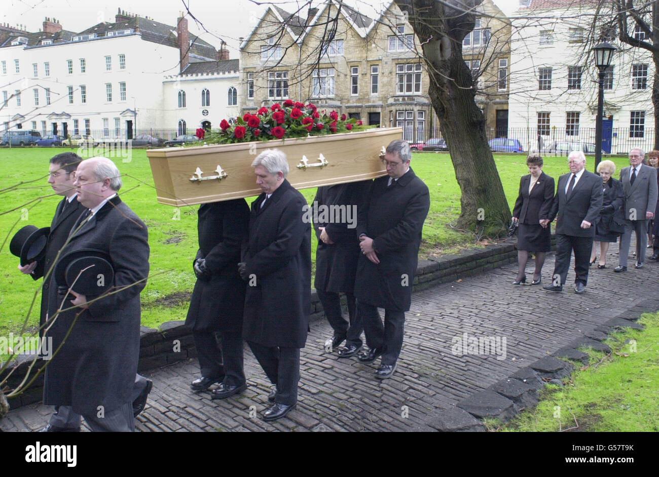 The coffin of pianist Russ Conway arrives at St. Mary Redcliffe Church, Bristol, past hundreds of mourners. Conway died in hospital in Eastbourne, East Sussex, on 16/11/00 aged 75 after a battle with cancer. *The service was being followed by a cremation at South Bristol Crematorium. Family mourners were being led by Conway's 82-year-old eldest brother, Ralph Stanford. Stock Photo