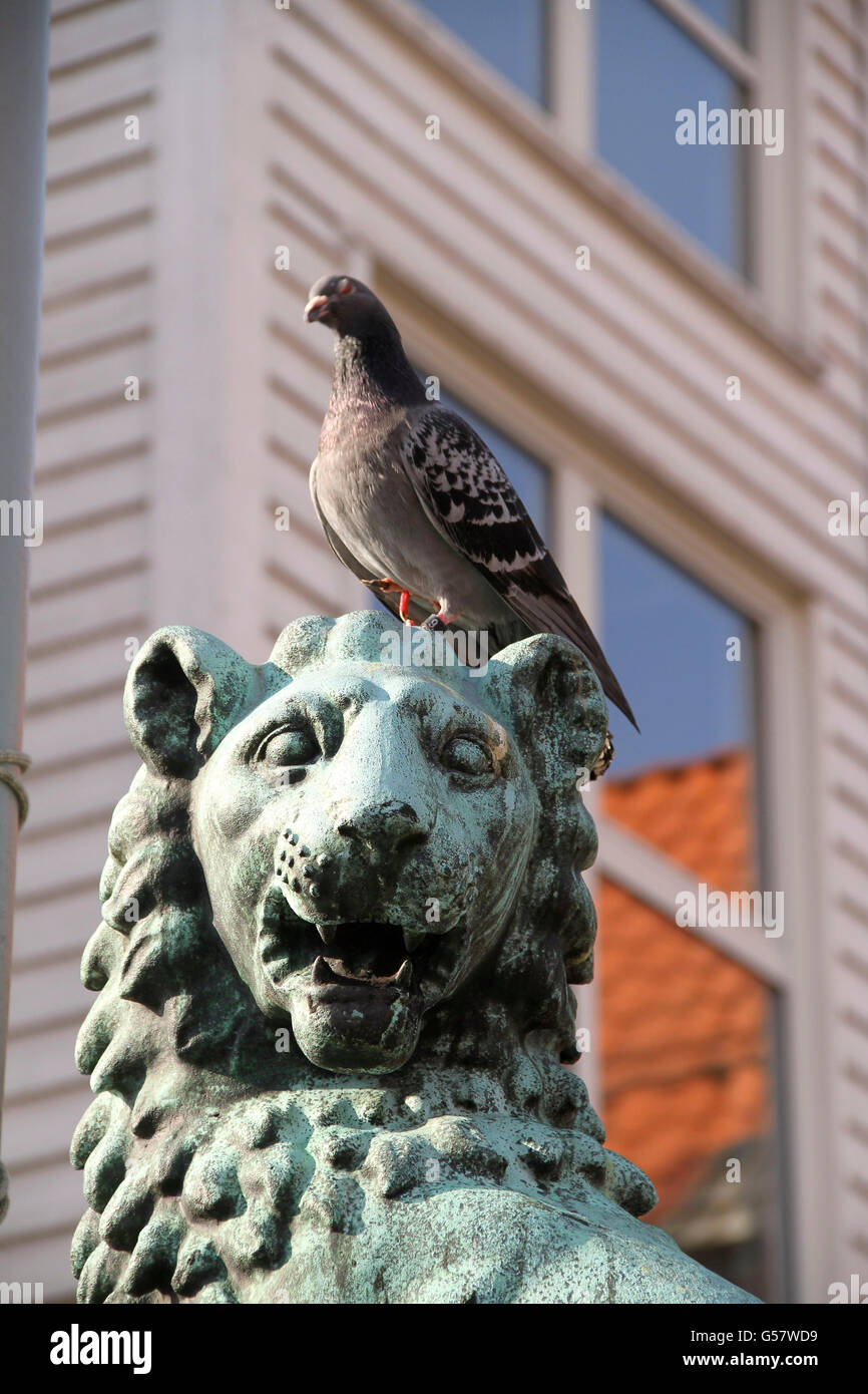 Resting bronze lion sculpture hi-res stock photography and images - Alamy