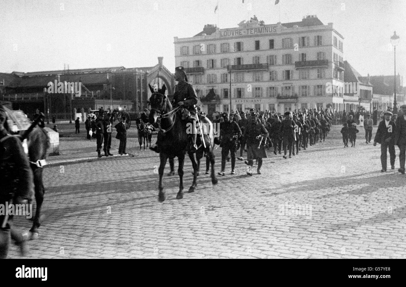 BOULOGNE 1914: 1st Battalion, The Black Watch, led by pipers and a mounted officer, march through the northern French port of Boulogne on their way to the Front as part of the British Expeditionary Force. Picture part of PA First World War collection. Stock Photo