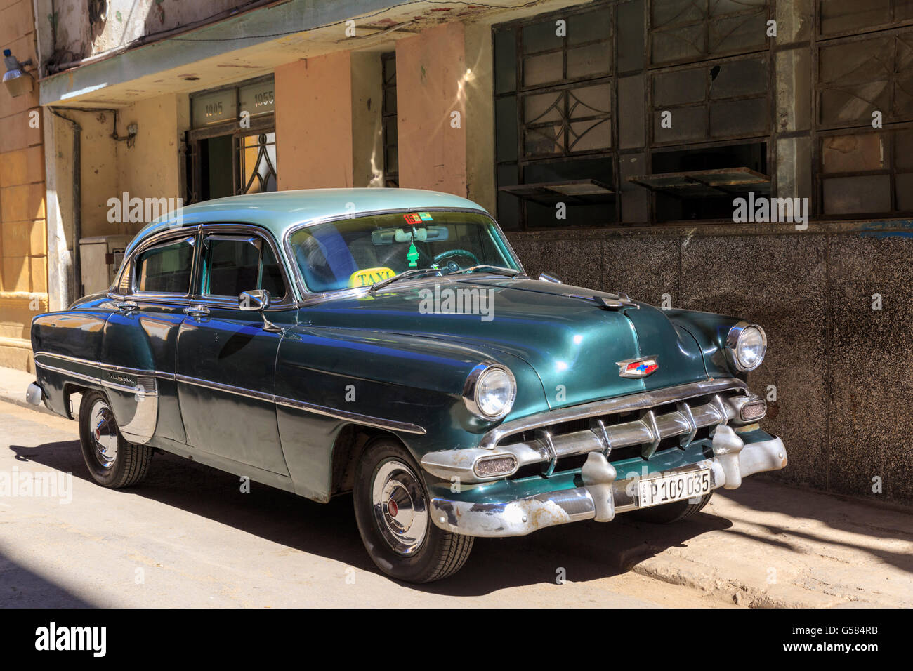 Chevrolet 1950s dark green American classic car taxi in Havana, Cuba Stock Photo