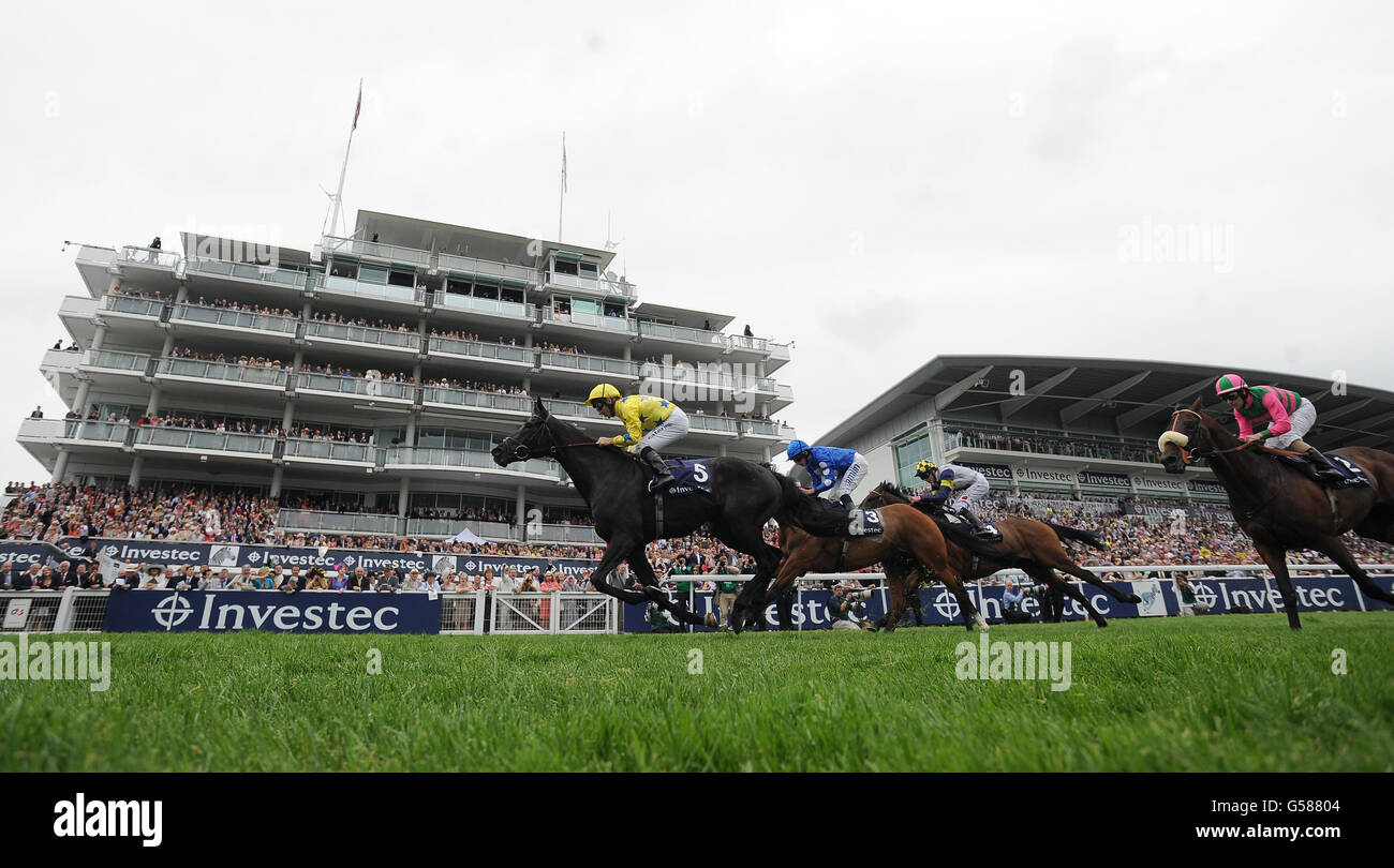 Side Glance ridden by Jimmy Fortune (left) wins of The Investec Diomed Stakes during Investec Ladies' Day of the Investec Derby Festival at Epsom Racecourse. Stock Photo