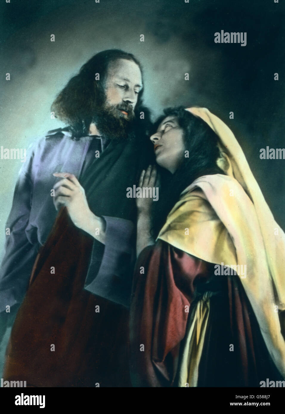 Hier ein Ausschnitt aus dieser Szene. Es spricht für das natürliche Empfinden namentlich der ländlichen Zuschauer, daß sie durchweg den Abschied Jesu von seiner Mutter als die schönste Szene des ganzen Passionsspiels erklären. Bei ihr ergreift tiefe Rührung die ganze Zuschauerschaft. Europe, Germany, Bavaria, Oberammergau Passion Play, 1910s, 1920s, 20th century, archive, Carl Simon, history, historical, performance, theatre, man, woman, son, mother, farewell, actor, actress, stage, diguise, disguised, virgin Stock Photo