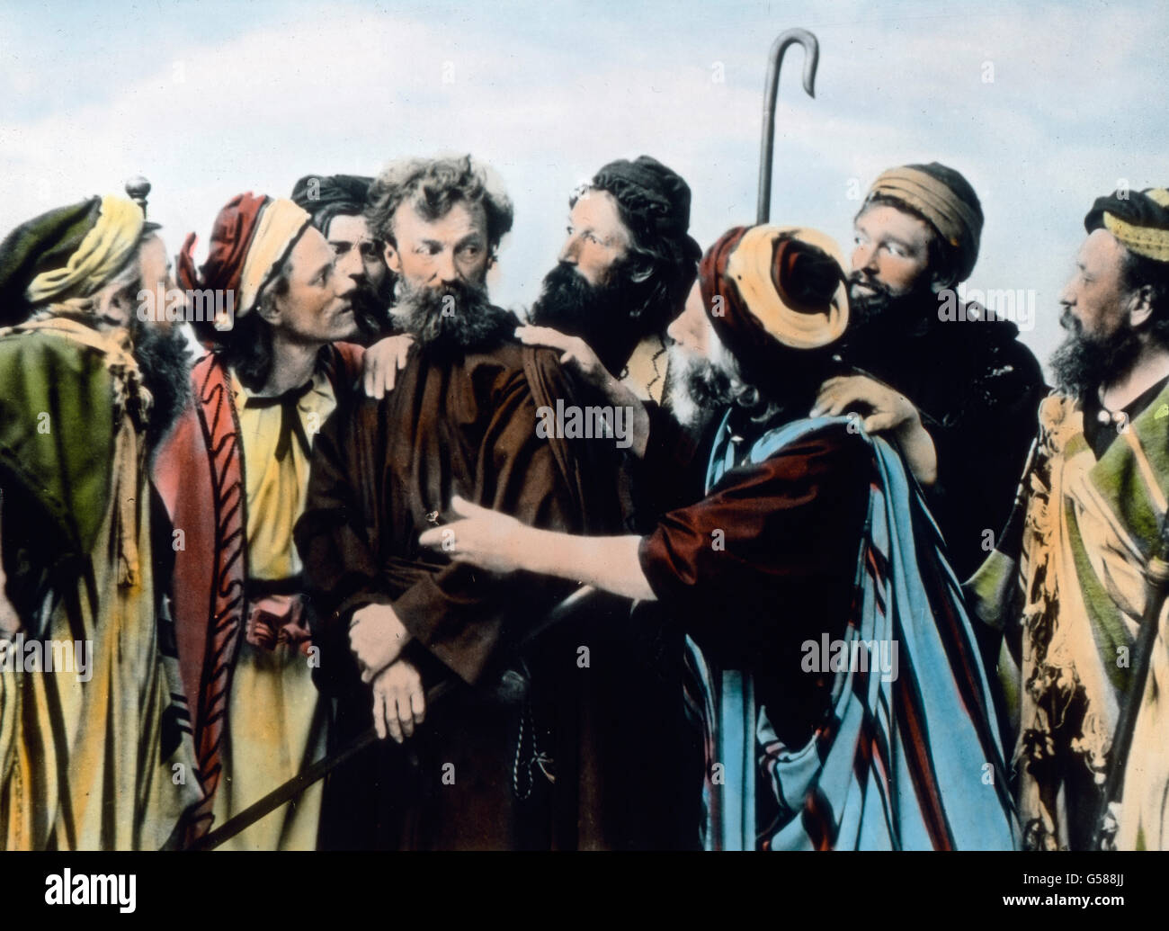 Judas, in dessen Inneren der Verrat reif geworden ist, bleibt zurück