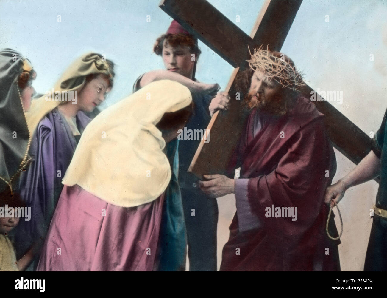 Neben den körperlichen Qualen soll dem Erlöser aber auf seinem Leidenswege auch der seelische Schmerz nicht erspart bleiben. Jesus begegnet seiner Mutter, die ihm mit den Frauen von Bethanien auf dem Richtwege gefolgt ist. Tief ergreifend ist der Abschied Jesu von seiner lieben Mutter. Er, der selber des Trostes bedarf, tröstet sie. Für sie aber bewahrheitet sich das Wort: es wird ein Schwert durch deine Seele gehen. Europe, Germany, Bavaria, Oberammergau Passion Play, 1910s, 1920s, 20th century, archive, Carl Simon, history, historical, performance, theatre, man, women, actor, cross, Via Dolo Stock Photo
