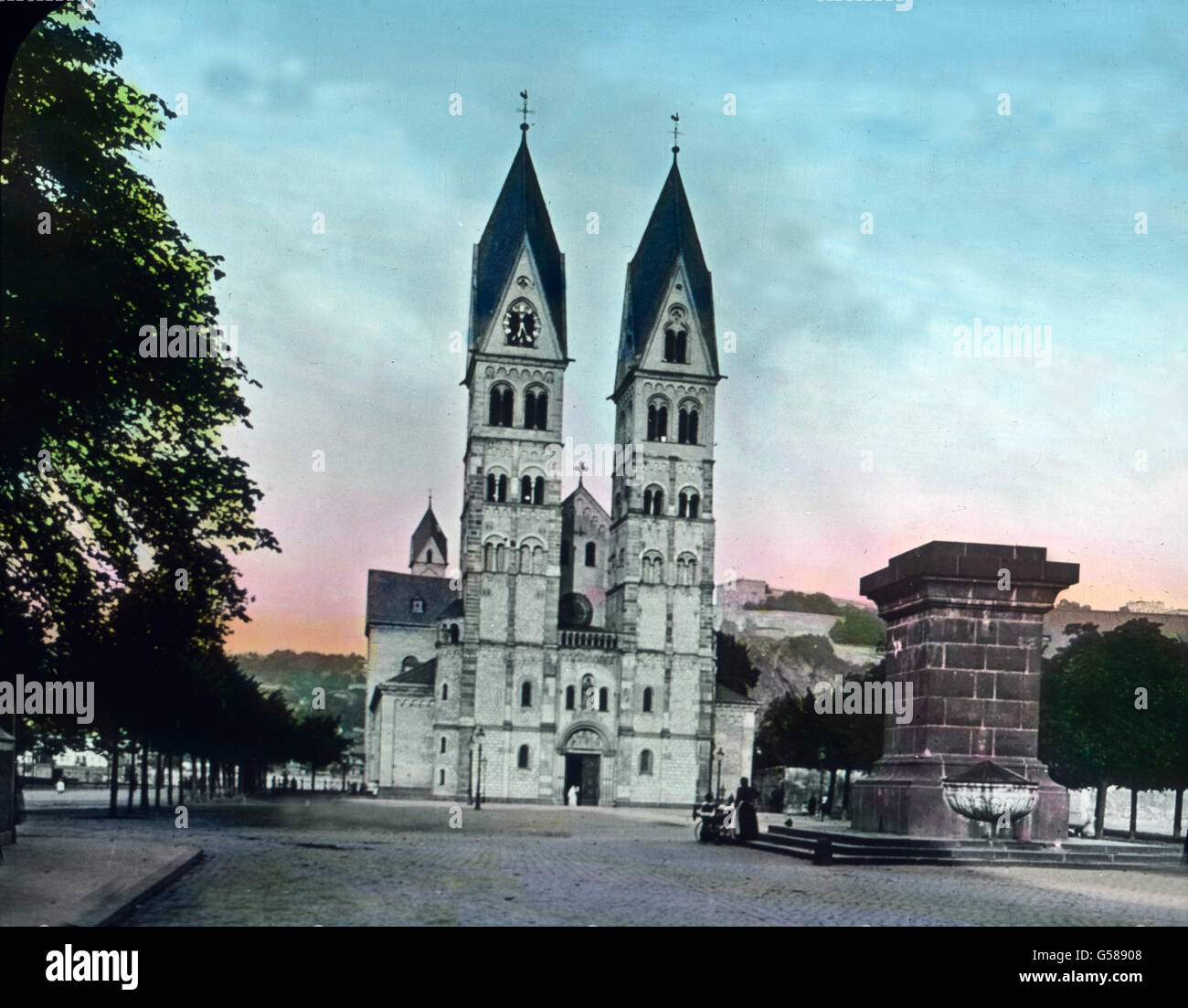 Ein wichtiges Dokument romanischer Baukunst am Mittelrhein ist die St. Castorkirche zu Koblenz. Die auf den flüchtigen ersten Blick einheitliche Erscheinung täuscht; die Baugeschichte ist voller Probleme. Im Ganzen erkennt man einen durchgreifenden Umbau unter Erzbischof Johann I. von Trier in den Jahren 1190  1212. Ölter sind im heutigen Bestande das Chorquadrat und die Westtürme. Auffallend gering ist der Abstand der Türme untereinander. Ihre sehr altertümlichen Zierformen, Pilasterkapitelle in den untersten Geschossen weisen auf das 10. Jahrhundert hin. Europe, Germany, architecture, church Stock Photo