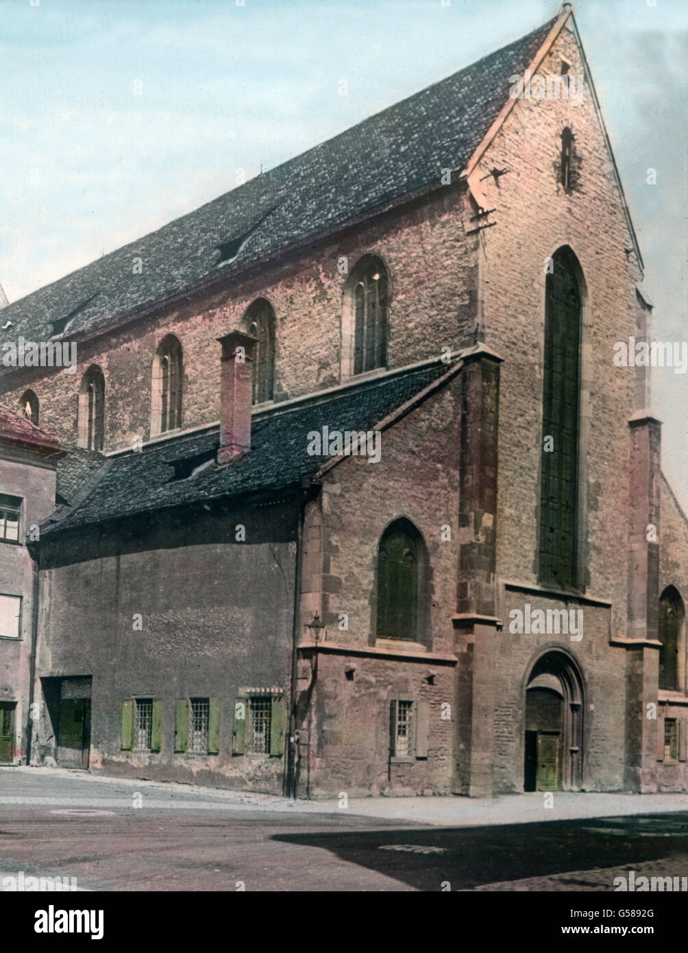 Schmucklos nach den Grundsätzen der Franziskaner gebaut ist die Minoritenkirche in Regensburg. Den Bettelmönchen kam es auf einen einheitlichen Raum an, von nicht übermäßiger Länge, aber großer Breite und guter Belichtung. Darum ist hier auf eine Überwölbung verzichtet, die ein schmaleres Mittelschiff erfordert hätte. Die weitabgerückten Rundpfeiler bieten kein Hemmnis für den Blick aus den Nebenschiffen und endlich ist auch die Lichtzufuhr durch die in den Hochwänden des Hauptschiffes befindlichen Fenster eine größere. Vor allem aber versagte sich der Bettelorden jeden bildnerischen Schmuck. Stock Photo