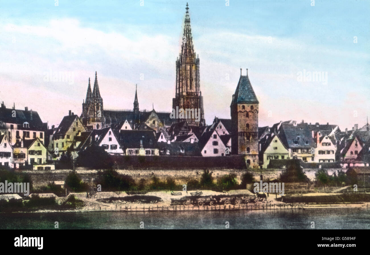 Zum Schluß unserer heutigen Betrachtungen wollen wir noch das Münster zu Ulm aufsuchen. Der Bau wurde 1377, anfänglich in geringeren, wenn auch schon in bedeutenden Dimensionen projektiert. Auch der Werdegang dieses Bauwerks verteilt sich auf mehrere Jahrhunderte. Im Jahre 1529 wurden die Arbeiten völlig eingestellt. In den Jahren 1844  1890 erfolgte dann eine umfassende Restauration und der endgültige Ausbau. Die Stilformen beginnen mit dem letzten Teil der Hochgotik und gehen in die Spätgotik über. Der mächtige Turm in der Mitte der Fassade wurde 1882  1890 von Professor August Beyer nach de Stock Photo