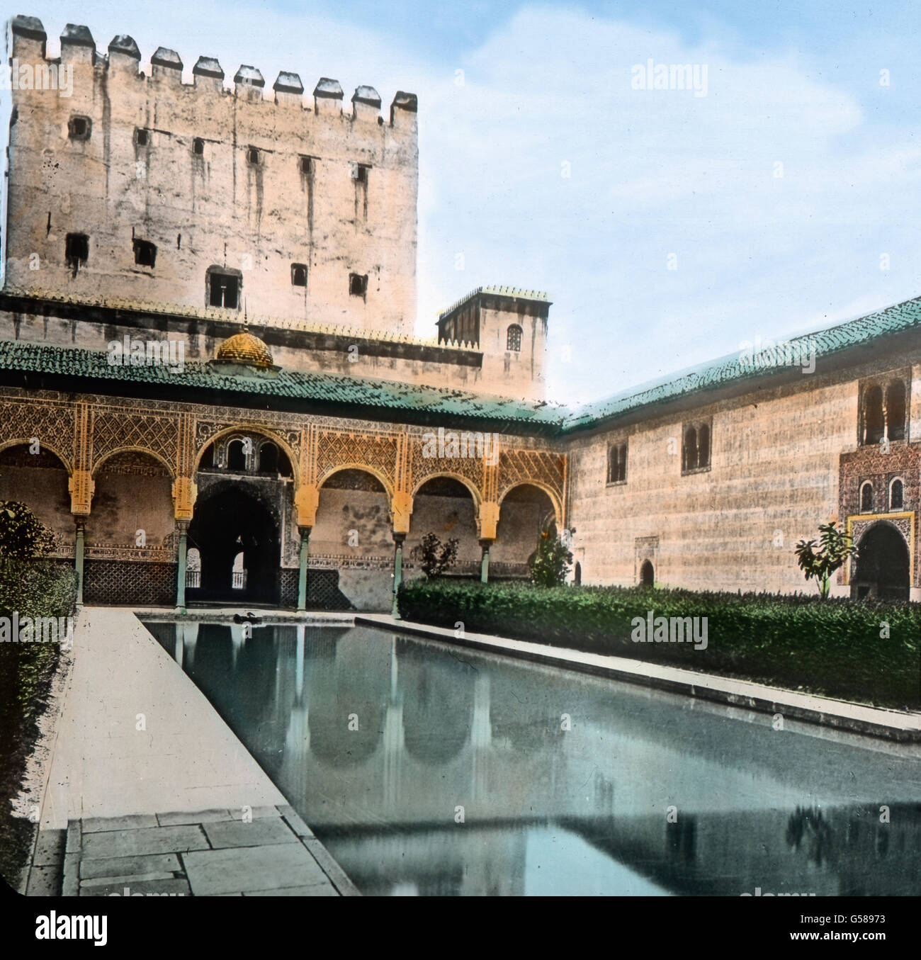 Bei der Alhambra in Granada hat die arabische Baukunst ihren poetischsten Ausdruck gefunden, diese Kunst, die nicht im eigentlichen Sinne konstruktiv, sondern vielmehr dekorativ, schmückend, ist. Wir sehen hier den sogenannten Myrtenhof. Unter Zuhilfenahme einer mathematisch abgegrenzten Wasserfläche und zweier Grünstreifen von Buschwerk ist eine Leistung entstanden, die man im besten Sinne als poetisch bezeichnen kann. Aber das ist auch wieder erst eine einleitende Vorbereitung. Europe, Spain, travel, Andalusia, Granada, Alhambra, Moorish Palace, Court of the Myrtles, Patio de los Arrayanes,1 Stock Photo