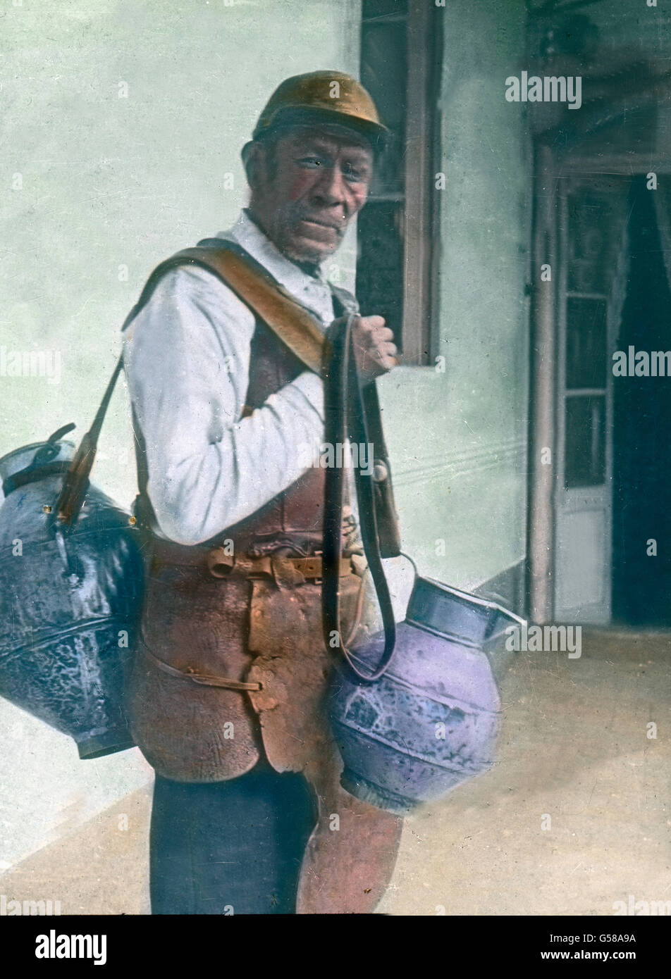 Auch dieser Brasilianer ist ein Farbiger, ein Mischling von Indianer und Weißen. Der Weiße hat in Brasilien keine Lust zur ständigen Arbeit und die Erlernung eines Handwerks wird für einen Weißen als eine Schande angesehen. Alle Handwerker sind, von den deutschen Kolonien abgesehen, in den Händen von Farbigen, während die Weißen sich fast ausschließlich dem Handel und den geistigen Berufen widmen. Der Mann, den wir vor uns sehen, ist ein Klempner. Er zieht herum und stellt beschädigtes Blechgeschirr wieder her. South America, Brazil, Brazilian, metal roofer,  travel, 1910s, 1920s, 20th century Stock Photo