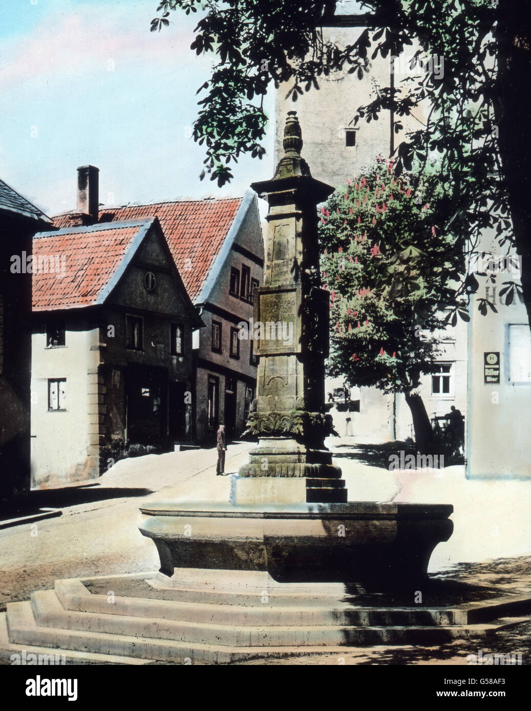 Vor dem Rathaus auf dem alten Markt steht eine Brunnensäule im Barockstil aus dem Jahre 1779; am Markt stehen viele alte interessante Giebelhäuser mit Sprüchen und Holzschnitzerei, zum größten Teil erneuert. Hier befindet man sich im ältesten Teil von Arnsberg. Hier stößt man überall auf malerische Winkel. Europe, Germany, Sauerland, area, clime, district, landscape, travel, 1910s, 1920s, 20th century, archive, Carl Simon, history, historical, hand coloured glass slide, town, old city, fountain, city centre, Stock Photo