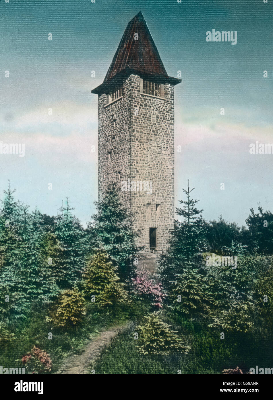 Auf der Nordhelle, dem breiten Bergrücken, den wir im Ebbegebirge eben sahen, liegt der vom Sauerländischen Gebirgsverein errichtete Kolbturm. Dem vom Forstrat Ehmsen 1891 gegründeten Sauerländischen Gebirgsverein ist die Erschließung des ganzen Gebietes für den Fremdenverkehr zu danken. Er hat 227 Zweigstellen und etwa 40.000 Mitglieder. Vereinsorgan ist der Sauerländische Gebirgsbote. Der Verein sorgt für die Instandhaltung des vom Ingenieur Kolb geschaffenen Hauptwegenetzes (26 Hauptwanderstrecken), sowie der Bezirks- und Ortswege, ferner für Errichtung von Aussichtstürmen, Schutzhütten, We Stock Photo