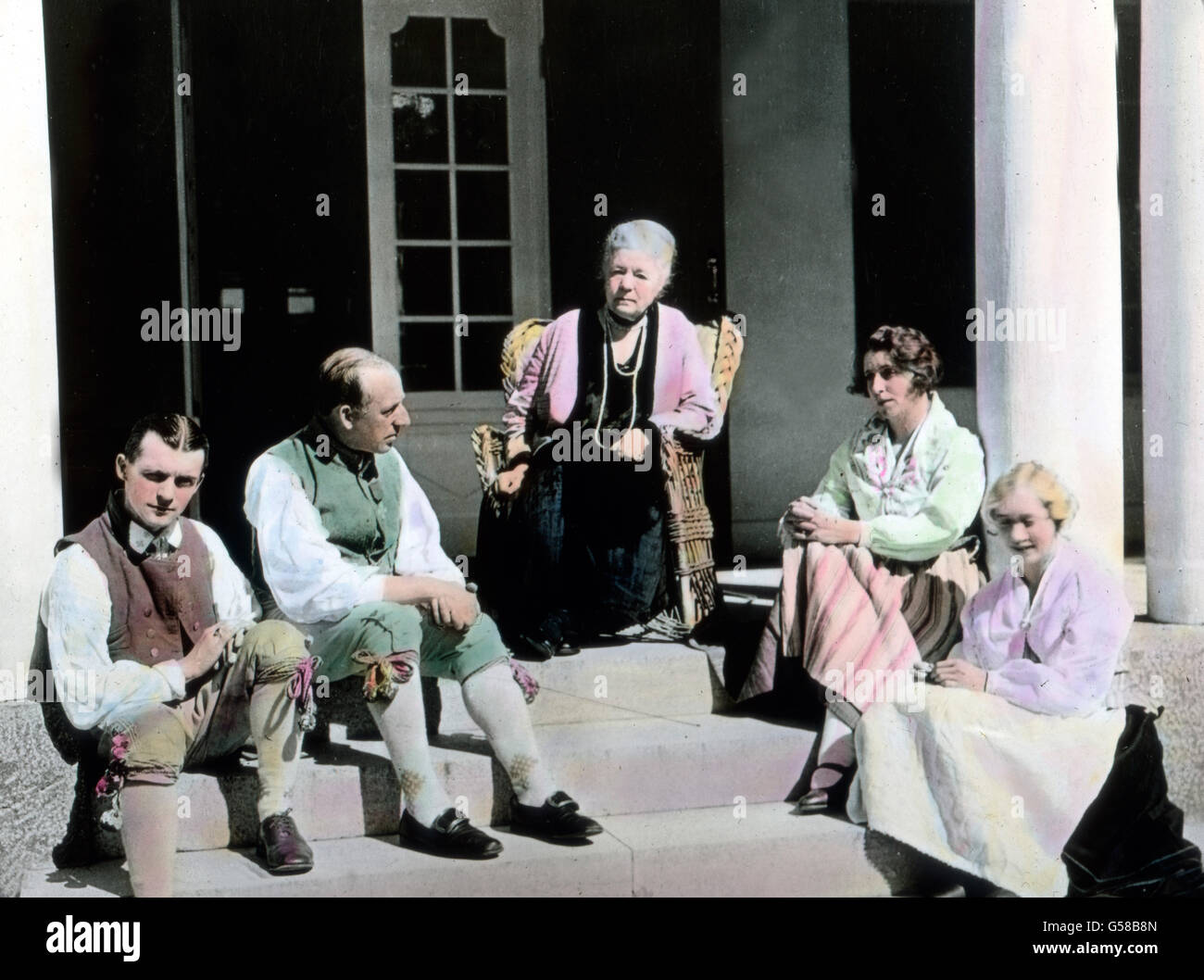 Die schwedische Schrifstellerin Selma Lagerlöf vor ihrem Haus. Europe, Sweden, Sverige, Scandinavia, travel, Selma Lagerlöf (center), famous Swedish writer with family  in front of her house, 1910s, 1920s, 20th century, archive, Carl Simon, history, historical, hand coloured glass slide, woman, family, author, writer, klady, sitting, house, entrance Stock Photo