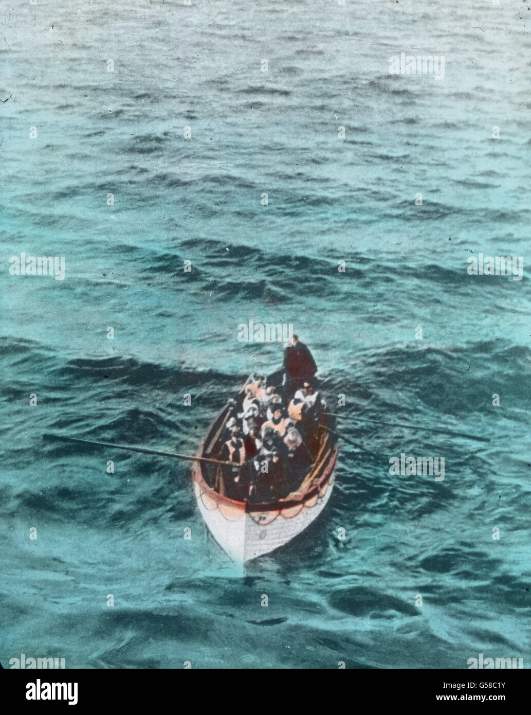 Eines der Rettungsboote der RMS Titanic, vom Deck der RMS Carpathia fotografiert. The maiden voyage of the Titanic 1912, Titanic disaster - The sinking of the Titanic - lifeboat with shipwrecked people - photo taken from Carpathia Liner, hand coloured glass slide - Carl Simon, history, historical Stock Photo