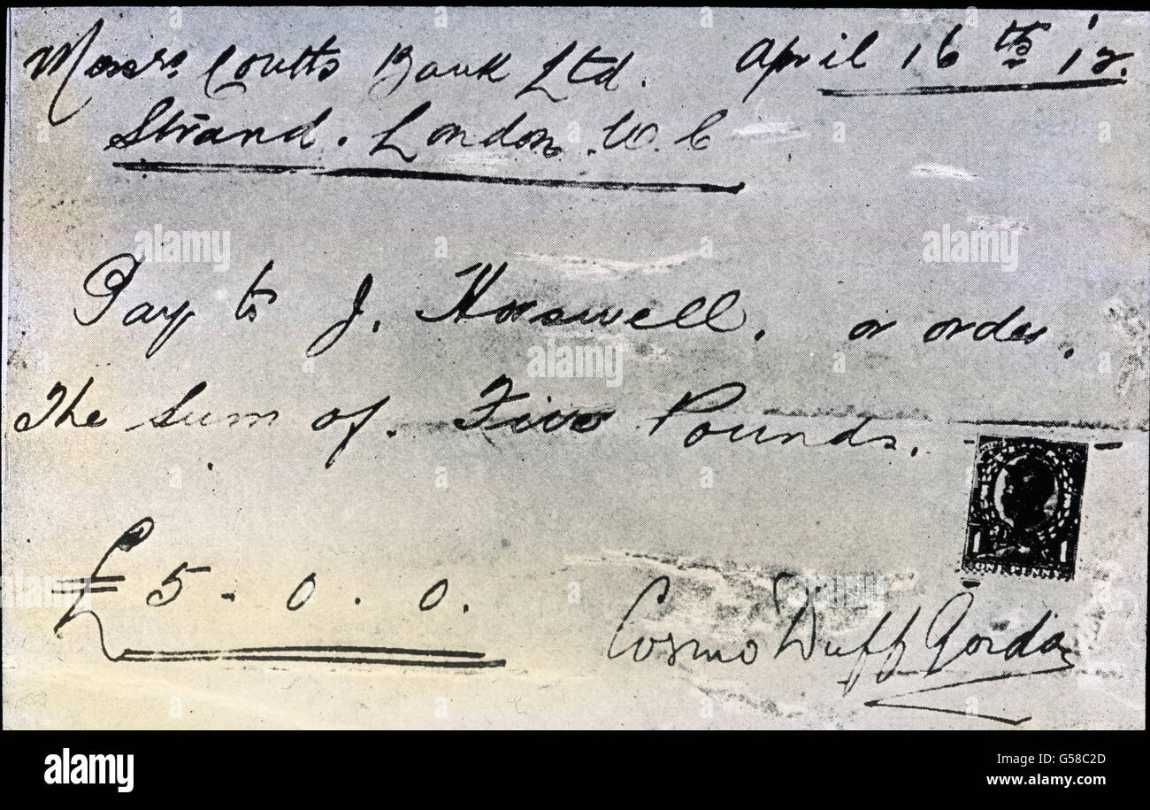 Ein Scheck über 5 Pfund Sterling mit dem der Tennisspieler Sir Cosmo Duff Gordon (1862-1930) den Mannschaftsmitgliedern der RMS Titanic, die sich in seinem Rettingsboot befunden hatten, jeweils zuvor versprochene 5 Pfund als Dank und Entschädigung für den Verlust ihrer Habseligkeiten und ihren Verdienstausfall (mit dem Versinken des Schiffs endete auch der Anspruch auf ihre Heuer für die Zeit danach). The maiden voyage of the Titanic 1912, Titanic disaster, 5 pound cheque from tennis player and survivor Sir Cosmo Duff Gordon for Titanic crew members, his saviour, history, historical, Carl Simo Stock Photo