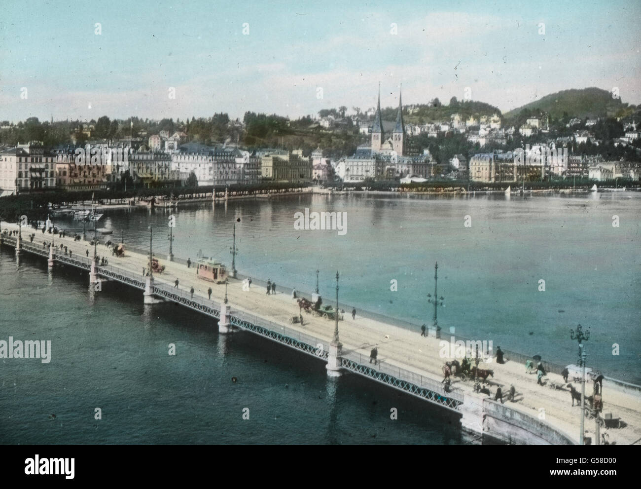 Um nun aus dem sich anschließenden Hügellande und dem Gebiete der Voralpen in das der Berner Hochalpen zu gelangen, fahren wir zunächst nach Luzern, das sich uns wegen seiner herrlichen Lage an dem schönsten der Schweizer Seen, dem Vierwaldstättersee, als würdige Eingangspforte in unser Alpengebiet darstellt .Am See und beiden Ufern der ihm rasch entströmenden, grünen Reuss breitet sich die Stadt aus, in ihren älteren Teilen mit engen, winkligen Straßen und und altertümlichen Häusern,in den neueren moderne Prachtbauten zeigend. Zu unserem kurzen Besuche überschreiten wir vom Bahnhofe aus die a Stock Photo