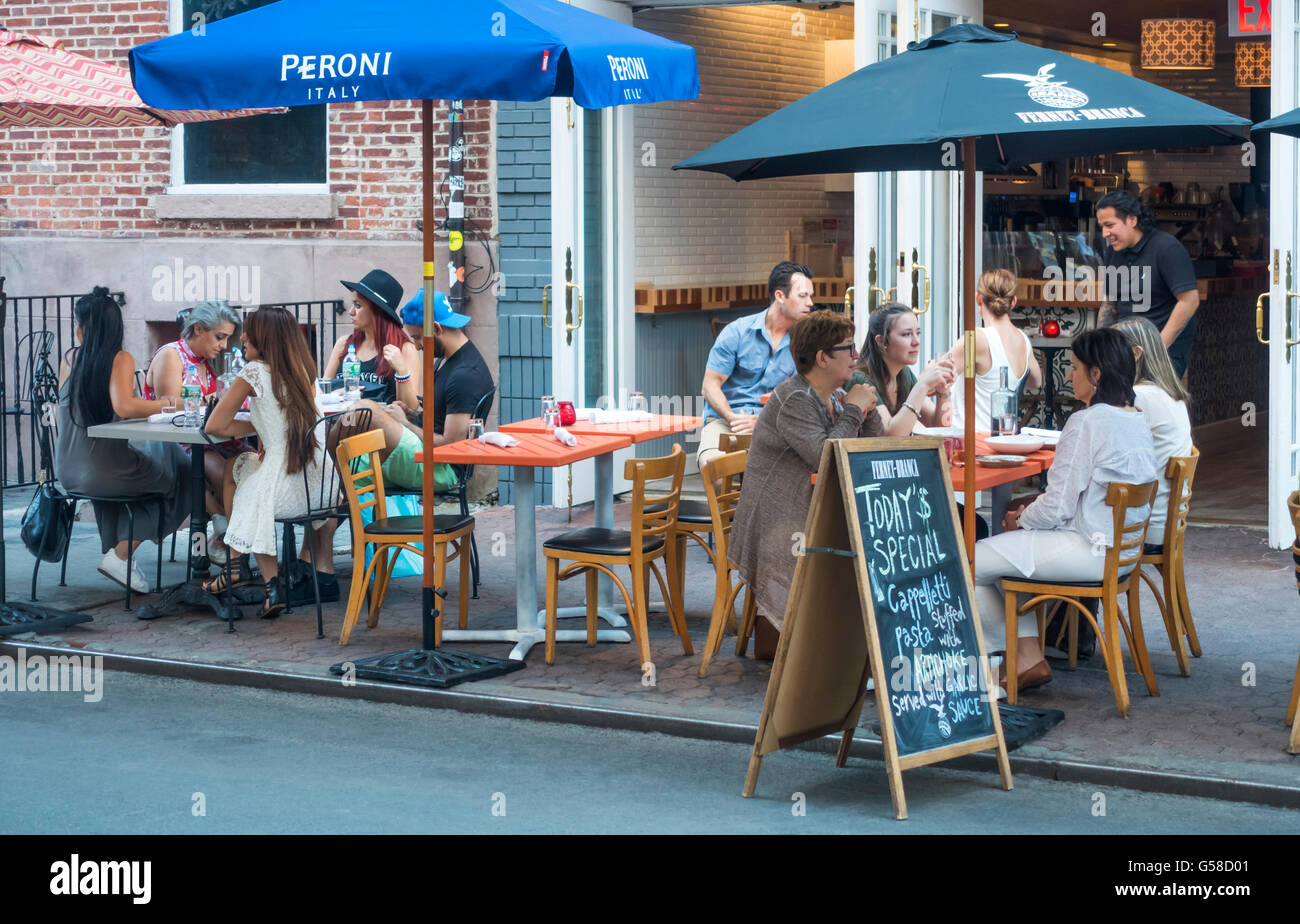 Customers Dining Alfresco At An Italian Restaurant On Mulberry Street Stock Photo Alamy