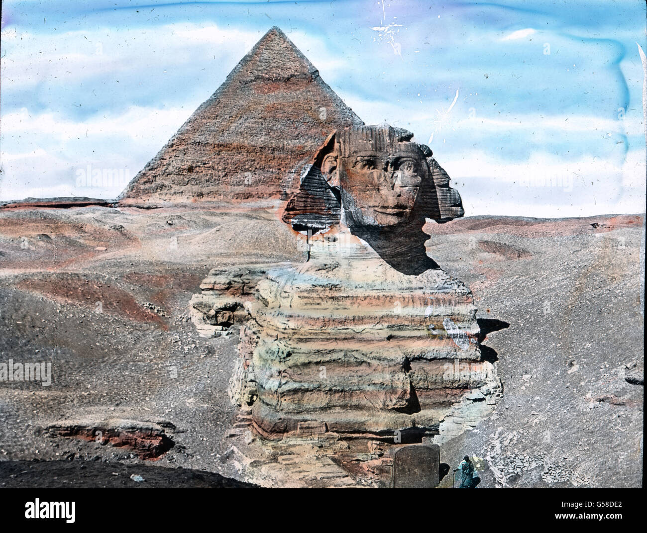 In die Zeit des Pharao Chefren um 2800 v. Chr. Verlegt man auch die Entstehung dieses rätselhaften Bildwerkes. Es ist der Sphinx, der aus dem Felsen gehauene riesenhafte ruhende Löwe mit dem Menschenantlitz, dem Symbol der göttlichen Herrschermacht der Pharaonen, weshalb Sphinxe anderswo öfter das Antlitz des Königs tragen. Diesen Sphinx umfächelte der Wüstenwind mit gelbbraunen Armen hielt ihn der Wüstensand umschlungen, aber trutzig lag er da mit seinem Haupt, das schon den Kanonenkugeln als Zielscheibe gedient hatte. So war das Bild, das der Sphinx mit der dahinter stehenden Pyramide noch v Stock Photo