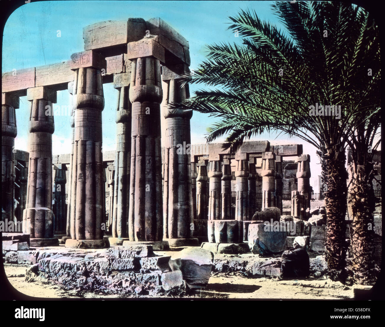 Zum Vergleich sehen wir die schon künstlerisch hochentwickelten Papyrussäulen in den Tempelanlagen zu Luxor. Die ursprünglich vierkantigen Pfeiler wurden später an den Ecken abgeschrägt, sodaß man acht- und wie hier sechzehnkantige und schließlich runde erhielt, denen noch später bei der künstlerischen Vervollkommnung der Sockel und als Aufsatz zu dem Schaft das Kapitell sowie die Deckplatte zugefügt wurde. Diesen Säulenformen hat die Papyrusstaude zum Vorbild gedient. Die ägyptischen Baumeister haben in den Säulenformen und Säulenanwendungen ganz gewaltige Leistungen vollbracht.  Egypt, Luxor Stock Photo