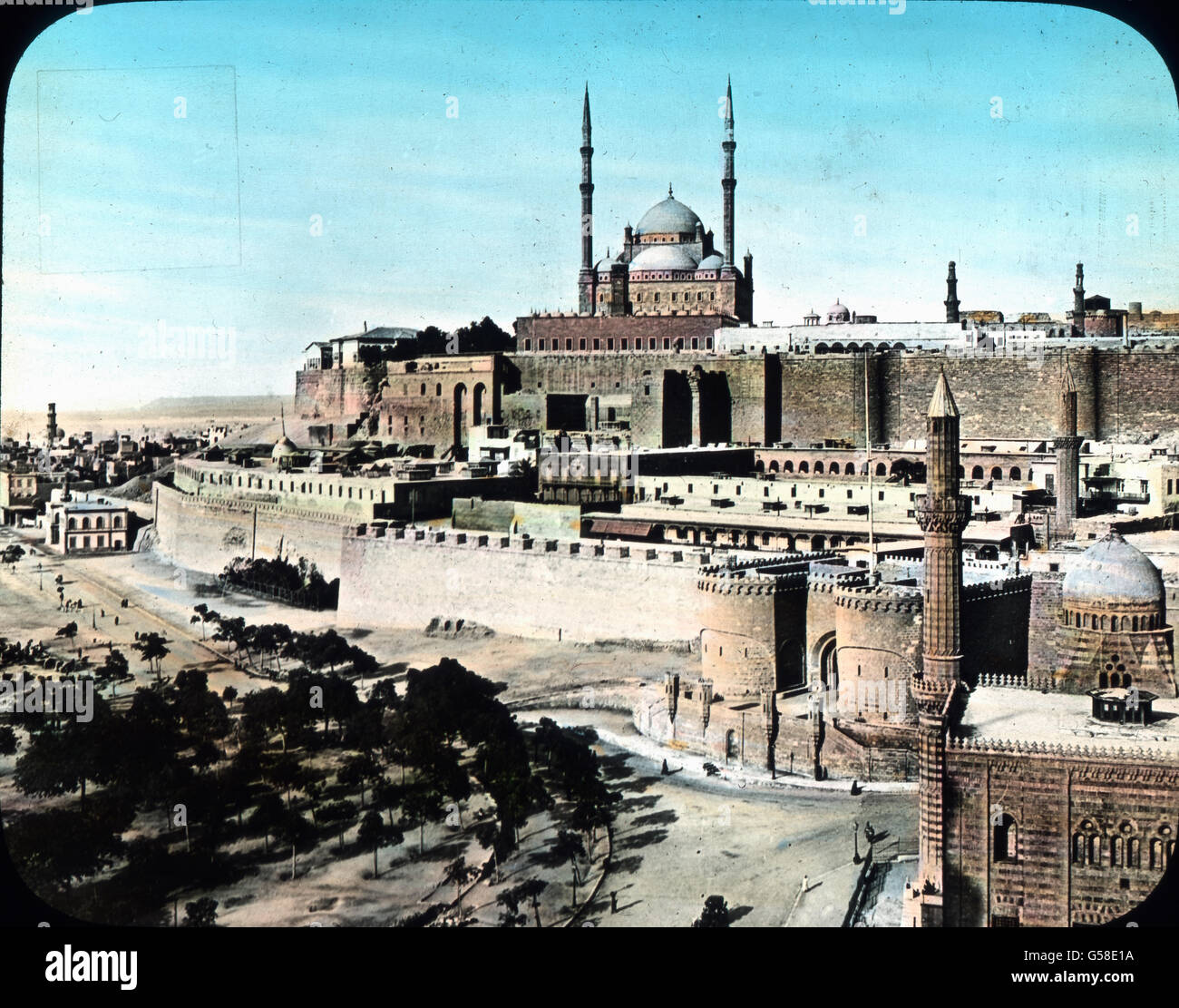 Noch einmal betrachten wir abschiednehmend die hochragende Zitadelle von Kairo, lassen über die anmutigen Formen der Moschee Mohammed Alis unseren Blick schweifen, aber in unseren Herzen lebt eindringlicher das, was wir an künstlerischen Offenbarungen während unserer Reise durch das Wunderland am Nil in uns aufnehmen konnten. Die Kunst der Ögypter ist alt und doch noch jung, so jung, daß selbst unsere moderne Kunst davon beeinflußt wurde. Unser Kunstgewerbe hat sogar bei der ägyptischen Ornamentik direkte Anleihen gemacht. Ögypten in seiner nüchternen Strenge  ist uns und unserer Zeit viel ver Stock Photo