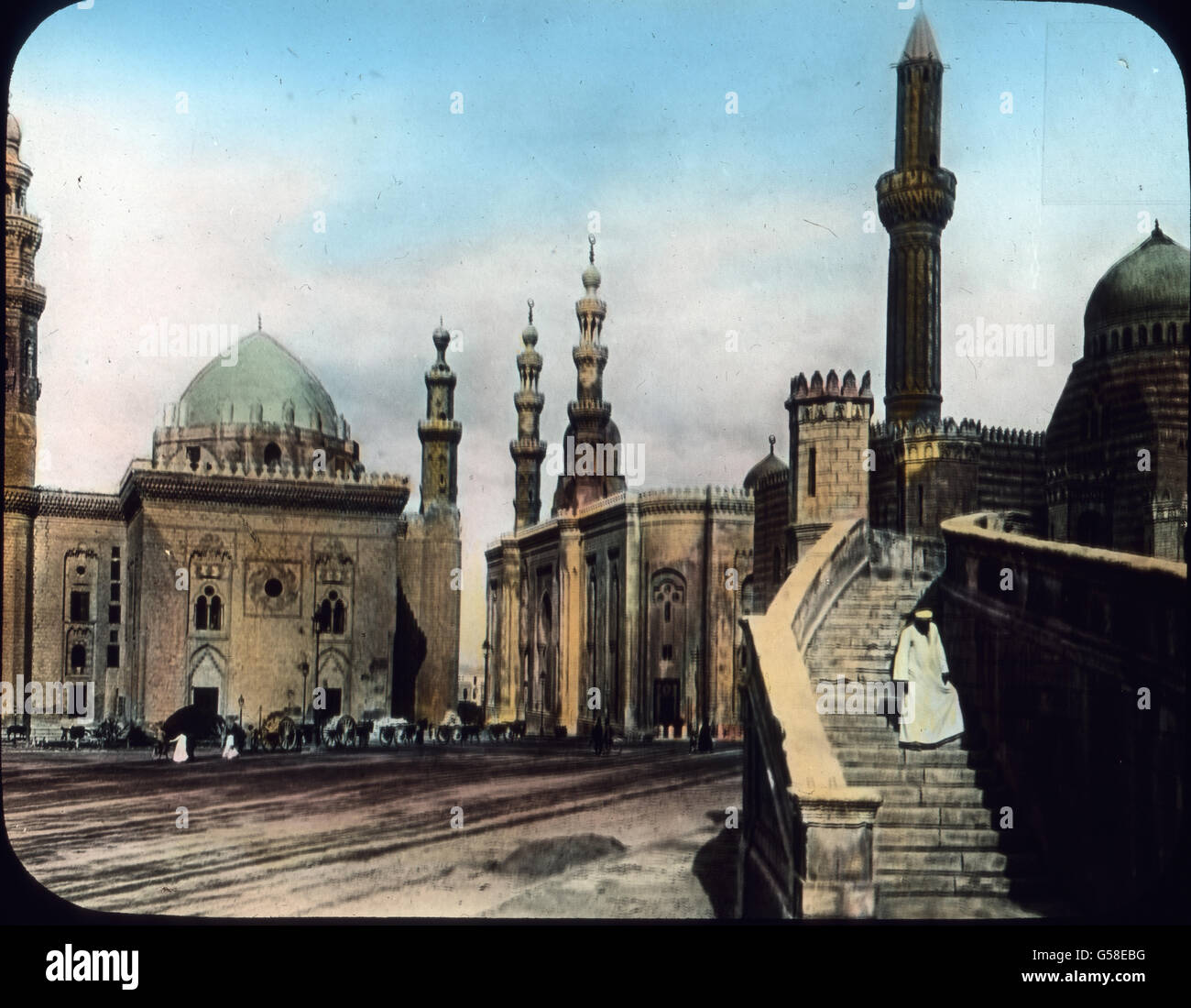 Kairo ist mit etwa 600.000 Einwohnern der zweitgrößte Platz des Orients. Es ist eine echt orientalische Stadt, hat aber auch seine modernen Viertel. Unser Bild zeigt nahe der Zitadelle, von wo man eine umfassende Aussicht über die Stadt und Umgebung hat, drei beieinanderliegende Moscheen, ein Bild von eigenartigstem Reiz. Tagelang könnte man alte interessante Bauwerke besichtigen. Trip around the world,  travel, journey, Egypt, Cairo, 1920s, 20th century, Archive, Carl Simon, history, historical, mosque, old city, religion, building, architecture, belief, dome, minaret, square, capital, minimu Stock Photo