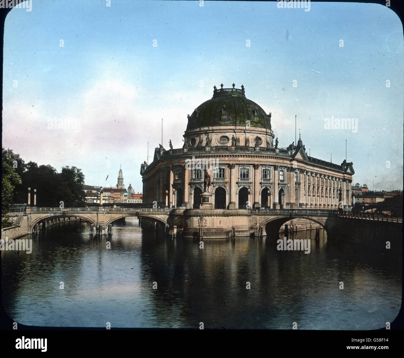 Deutschland ist aber auch reich an umfangreichen Kunstsammlungen erlesenster Art. Im Kaiser Friedrich Museum findet man z.B. die kostbaren Porträtbüsten der Frührenaissance in reicherer Auswahl als in den Uffizien zu Florenz. Und derartiger wertvoller Sammlungen gibt es in Deutschland Unzählige, nicht nur in Berlin, sondern über das ganze Reich verstreut. Ja, manche Ort, wie Kassel, Dresden, München u.a. sind in dieser Beziehung noch viel besser ausgestattet. Bedenken wir alles, was wir über Deutschland gesehen und gehört haben und denken wir an unsere Eindrücke von der Weltreise, dann können  Stock Photo