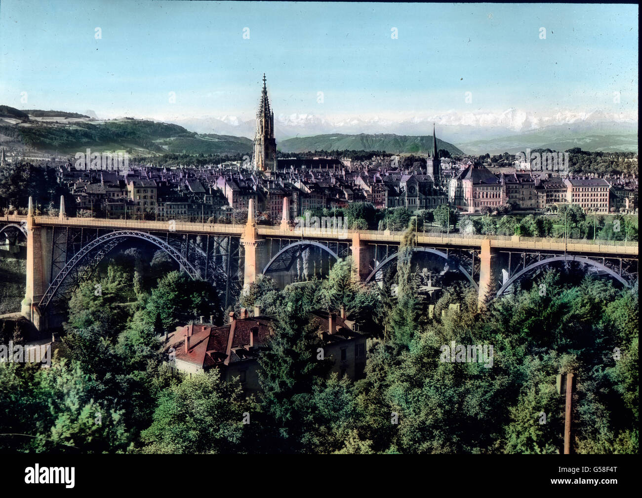 Von hier bewundern wir in den Pausen eines guten Konzertes die herrliche Lage der Stadt, jenseits der der Gurten als grüner Bergrücken sich erhebt. Über ihm und über dem Aaretale zur Linken erscheinen die Hochgipfel, die wir bei unseren Wanderungen aus der Nähe kennengelernt haben, vom Wetterhorn angefangen,dann Schreckhorn, Finsteraahorn, Eiger, Mönch, Jungfrau bis zur Blümlisalp, und winken uns gleichsam ihre Abschiedsgrüße zu. Wenn das Abends bei Sonnenuntergang das Glühen dieser Schneeberge stattfindet und nach Verschwinden der  Sonne, während im Tale schon Dämmerung herrscht, das eigentli Stock Photo