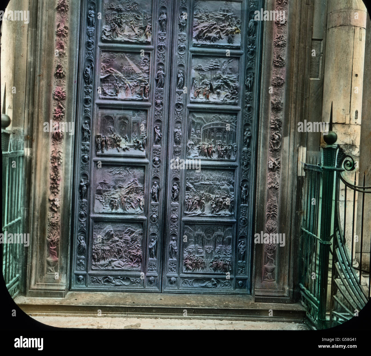 Berühmt sind die Bronzetüren von Ghiberti und Andrea Pisano. Das schönste Tor, dem Dome gegenüber, wohl das berühmteste Italiens, wurde von Michelangelo so geschätzt, dass er behauptete, es sei wert, den Eingang zu den himmlischen Gefilden zu schmücken. Es heißt seitdem allgemein das Tor des Paradieses. Die zehn Flächen der Türe bieten Darstellungen aus dem alten Testamente. Die Rahmen zeigen 20 Statue  von Propheten, zwischen denen sich 24 Büsten großer Männer jener Zeit befinden. Ghiberti hat sich salbst in einer dieser Büsten dargestellt. An den Türpfosten ranken sich in Bronze getriebene B Stock Photo