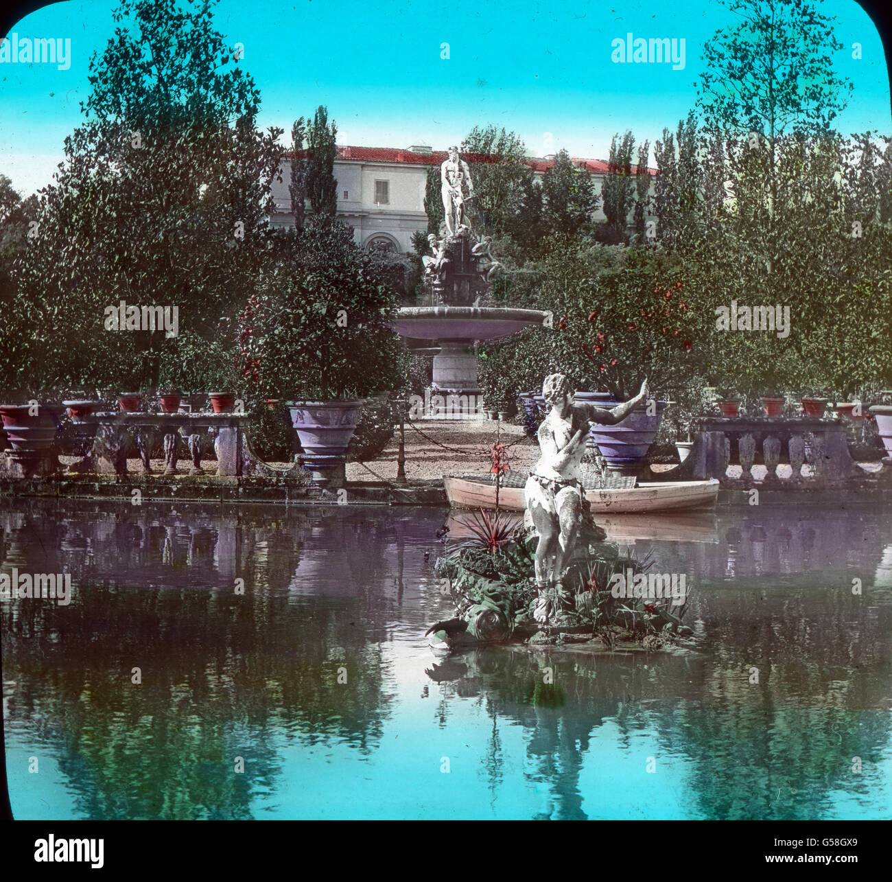 Zum Palazzo Pitti gehörend, zieht sich dahinter dem Berg entlang g der königliche Garten, Giardino di Boboli genannt, dahin. Leonora von Toledo, die Gattin Cosimos I. ließ ihn 1550 anlegen. Nach diesem Garten hat Ludwig XIV. die Gärten  von Versailles schaffen lassen. Was ihn so reizvoll macht, ist der Umstand, dass man sich von allem Gekünstelten fernhielt. Alles macht einen natürlichen Eindruck. Die Wunder der Kunst fehlen allerdings auch nicht. Hinter dem Palast erhebt sich ein Prachtbrunnen mit antiker Granitschale, ein Teich mit Neptunstatue, ein Schwanenteich mit der Statue des Okeanus,  Stock Photo