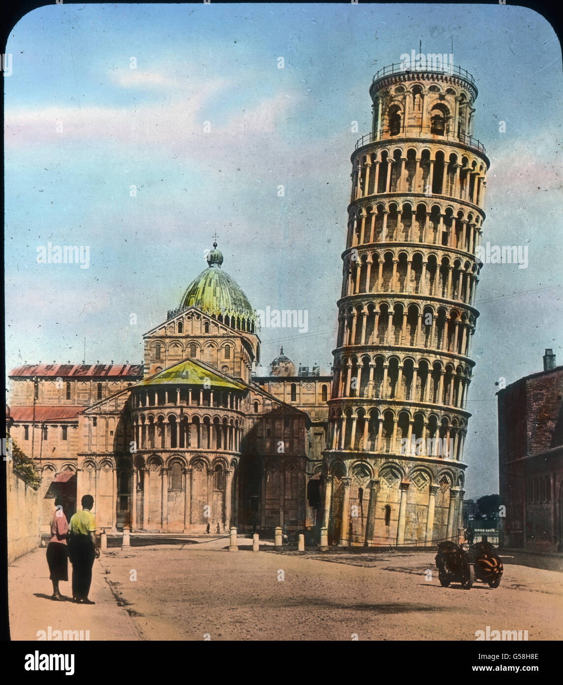 Diesem Streben verdankt auch der Dom von Pisa mit dem weltberühmten schiefen Glockenturm sein Dasein. Es ist bekannt, daß der Turm nicht etwa schief angelegt worden ist, sondern sich gesenkt hat und nur durch alle Kunst der Baumeister vor dem Einsturz bewahrt werden kann. Aber auch ohne seine schiefe Lage ist er ganz wundervoll und sehenswert,  das er würdig erscheint, den Abschluss unserer Wanderfahrt zu bilden. Möge diese Ihnen etwas Freude bereitet und ihr Wissen angenehm bereichert haben. Wenigen wird es ja nun beschieden sein, nach Italien zu reisen, aber auch mancher Italienreisende hat  Stock Photo