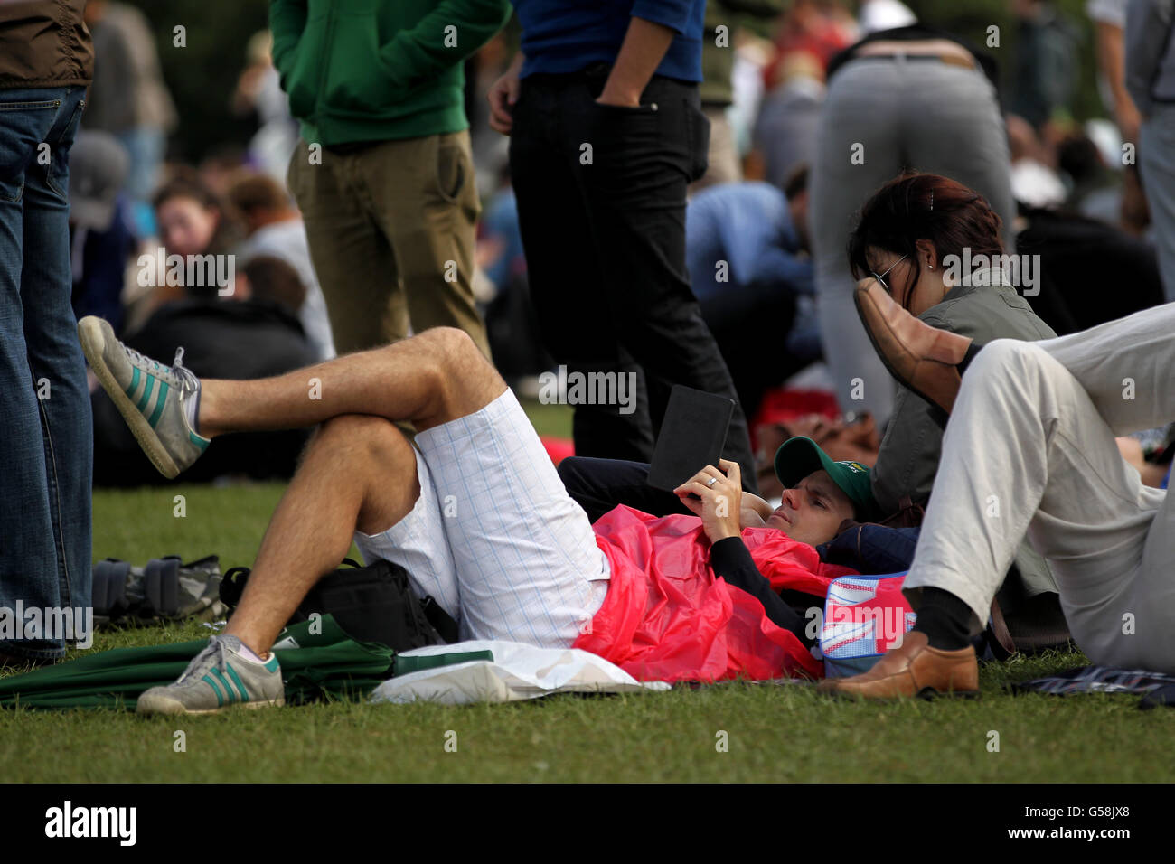 Fans queue ahead of day 6 of the 2012 Wimbledon Championships Stock ...