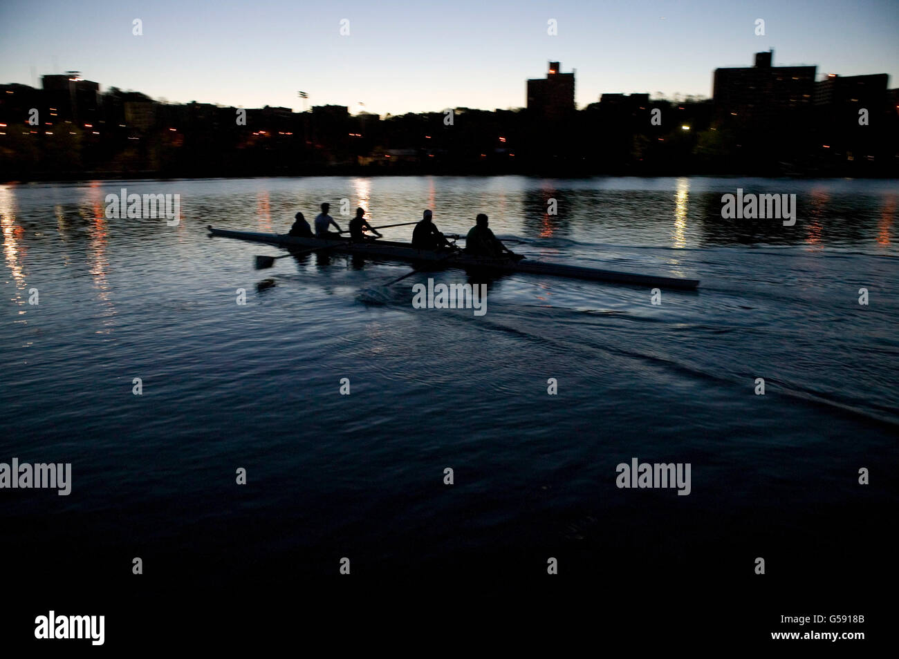Manhattan College Rowing Club members on an early morning practice on Harlem River in New York City, USA, 9 November 2004. Stock Photo