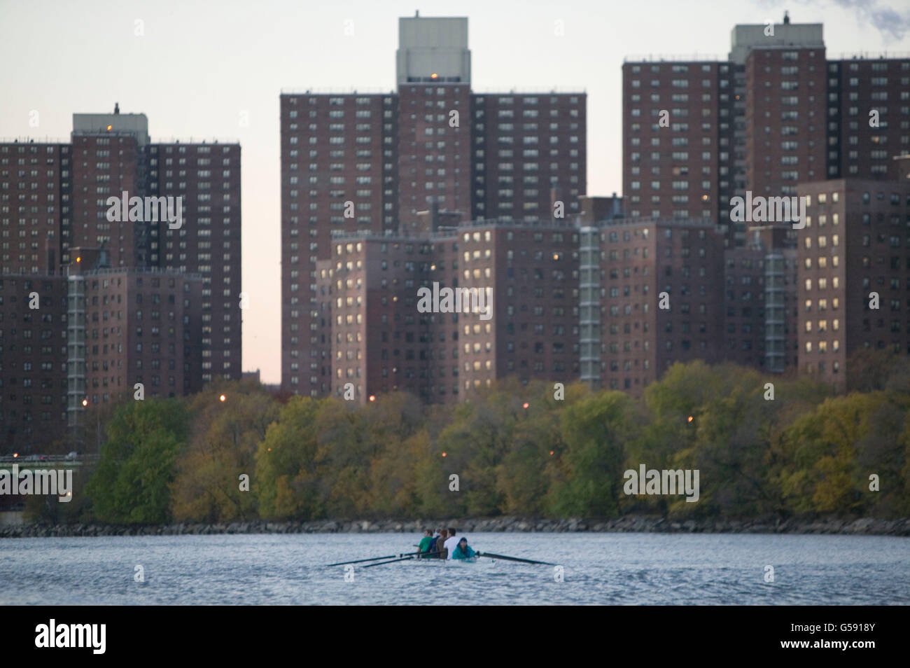 Manhattan College Rowing Club boat on the Harlem River in New York City, USA, during early morning practice, 9 November 2004. Stock Photo