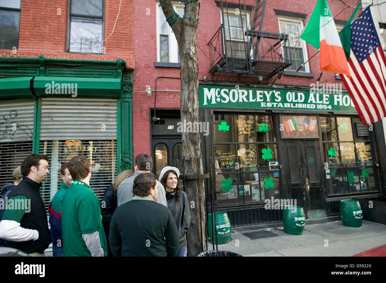 People wait in line outside McSorley's pub in New York City, in the early morning, 17 March 2006, St Patrick's day. Stock Photo