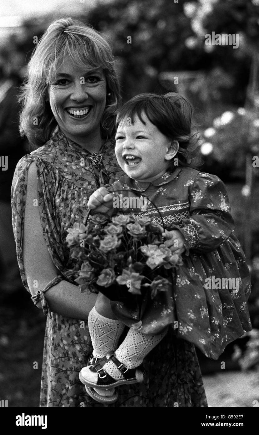 ESTHER RANTZEN AND DAUGHTER : 1979 Stock Photo
