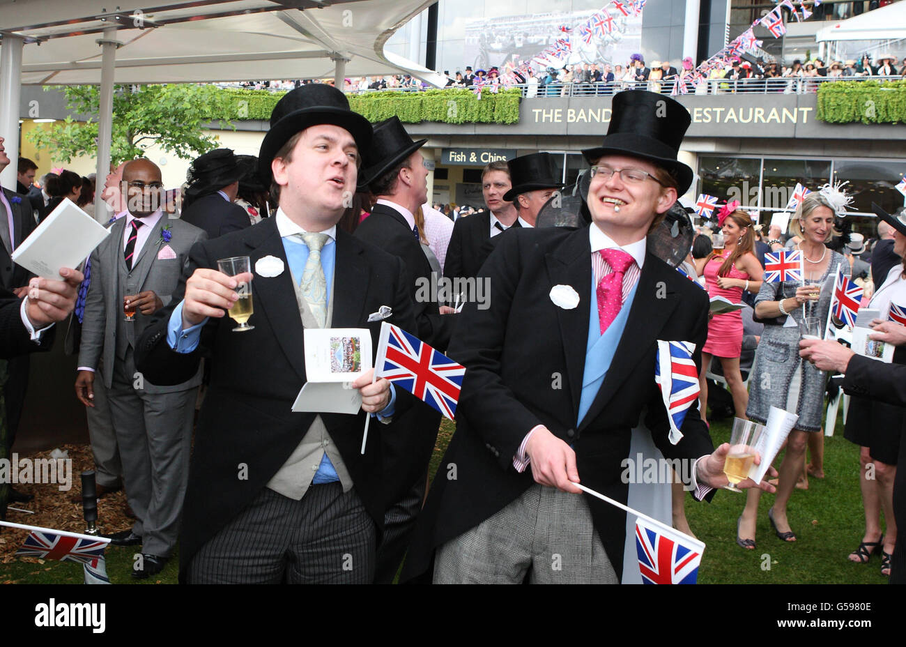 Royal ascot singing around bandstand hi-res stock photography and ...