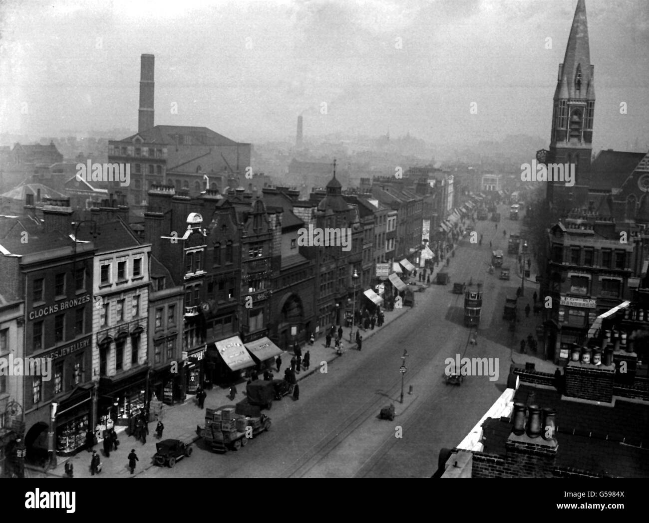 WHITECHAPEL, LONDON 1932: A view of Bow Church, Whitechapel, as seen from Aldgate. Stock Photo