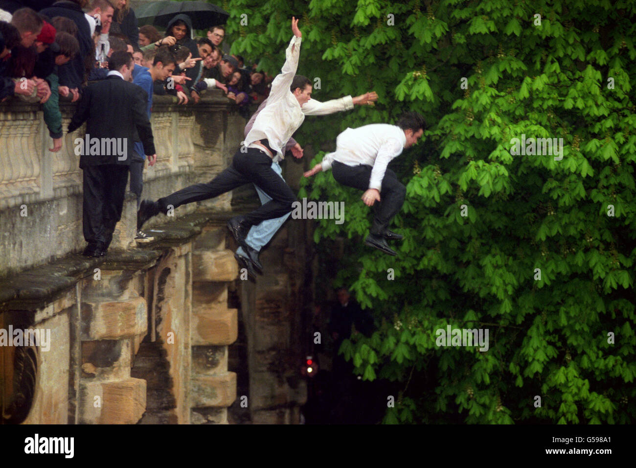 Student revellers jump from the Magdalen Bridge in Oxford in to the  Cherwell River for the traditional celebration of the 1st of May Stock  Photo - Alamy