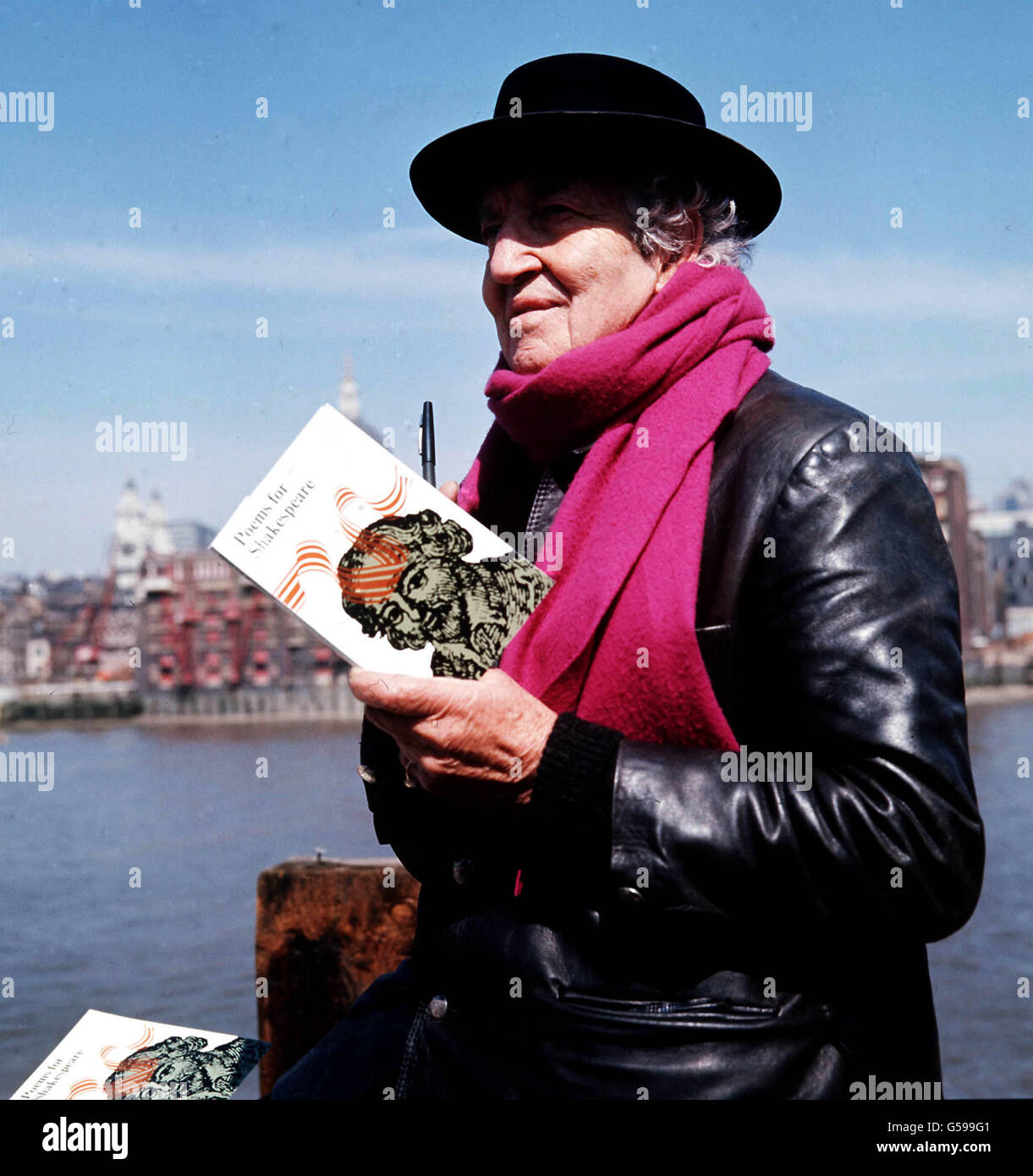 ROBERT GRAVES 1972 Stock Photo Alamy