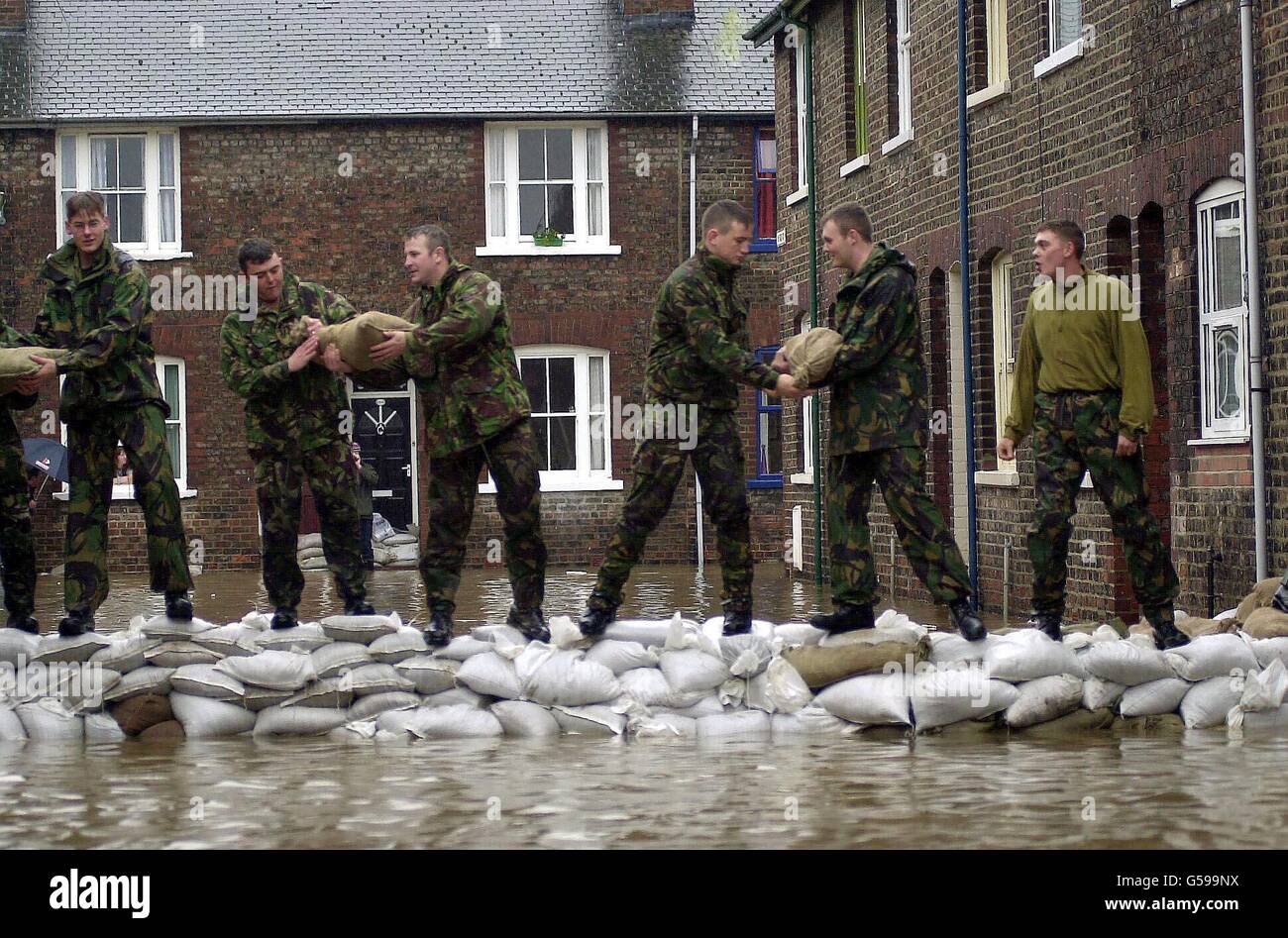Library file dated 07/11/2000 of the army bolstering defences in York. Almost 200 soldiers who worked to helped the flood relief efforts last year in York were Saturday 27 January 2001 awarded the Freedom of the City. The soldiers from 2 Signal Regiment, based at Imphal Barracks, York, were involved in the vital sandbagging operation to stop flood waters spreading. The city's Lord Mayor, Shan Braund, presented the Freedom scroll to Lieutenant Colonel Ian Cameron-Mowat. See PA story WEATHER Floods. PA photo: Toby Melville. Stock Photo