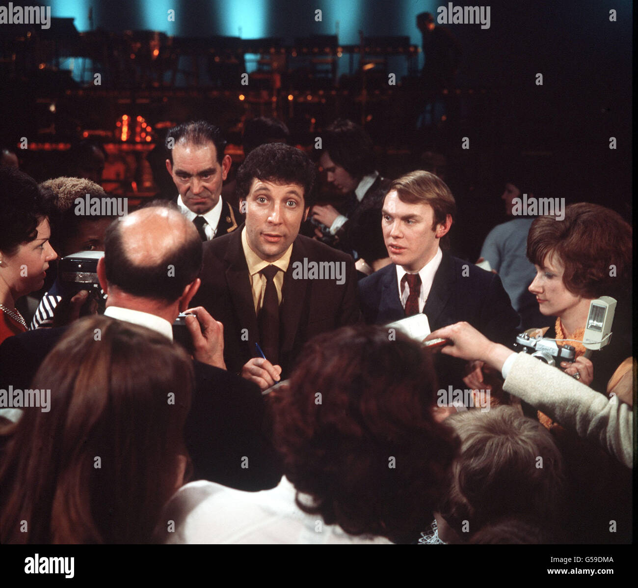 Singer tom jones beseiged by autograph hunters at atv studios hires