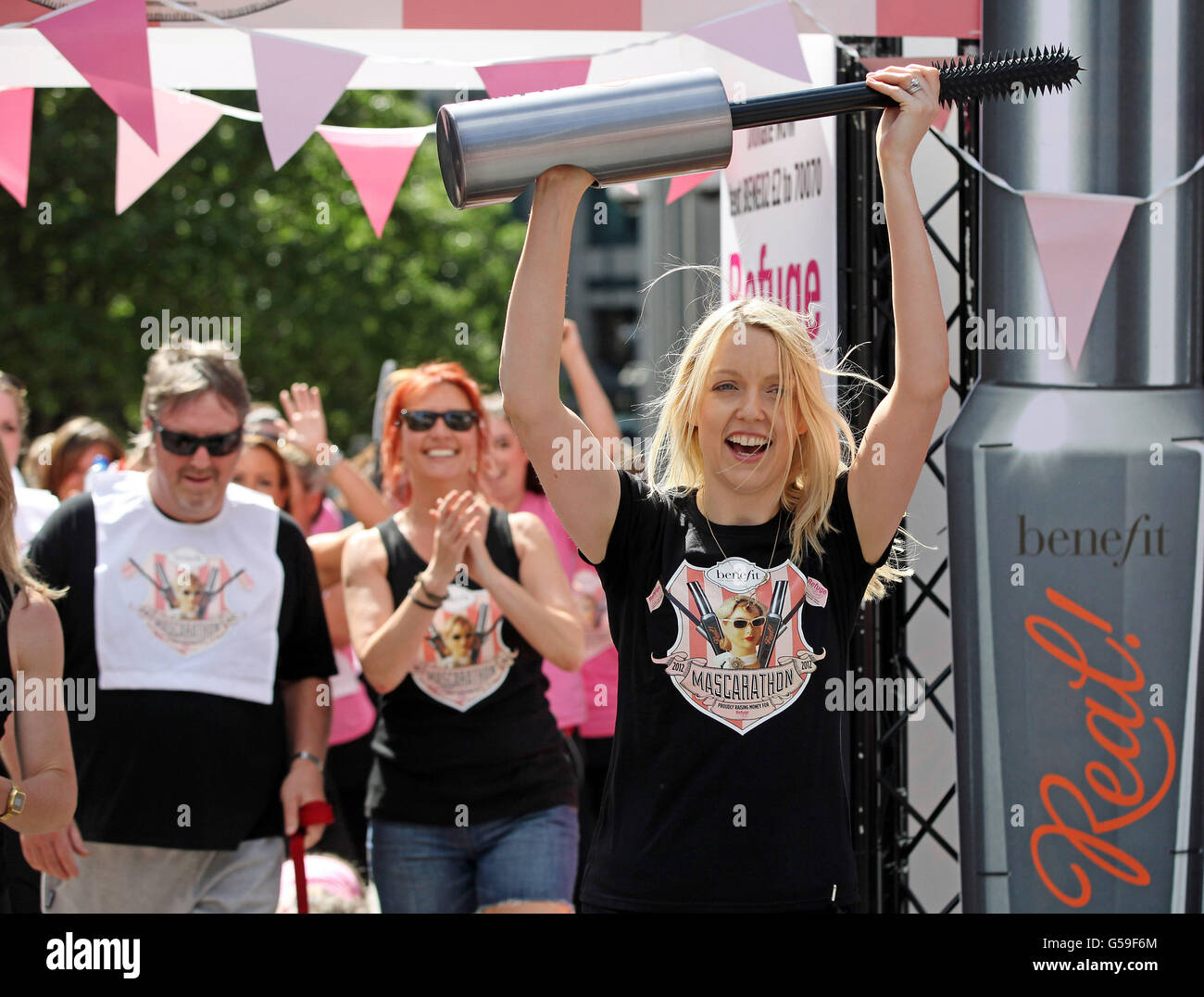 Radio DJ Lauren Laverne completes the final leg of The Benefit Cosmetics Mascarathon in Spitalfields, London, to raise funds and awareness for women's domestic violence charity Refuge. Stock Photo