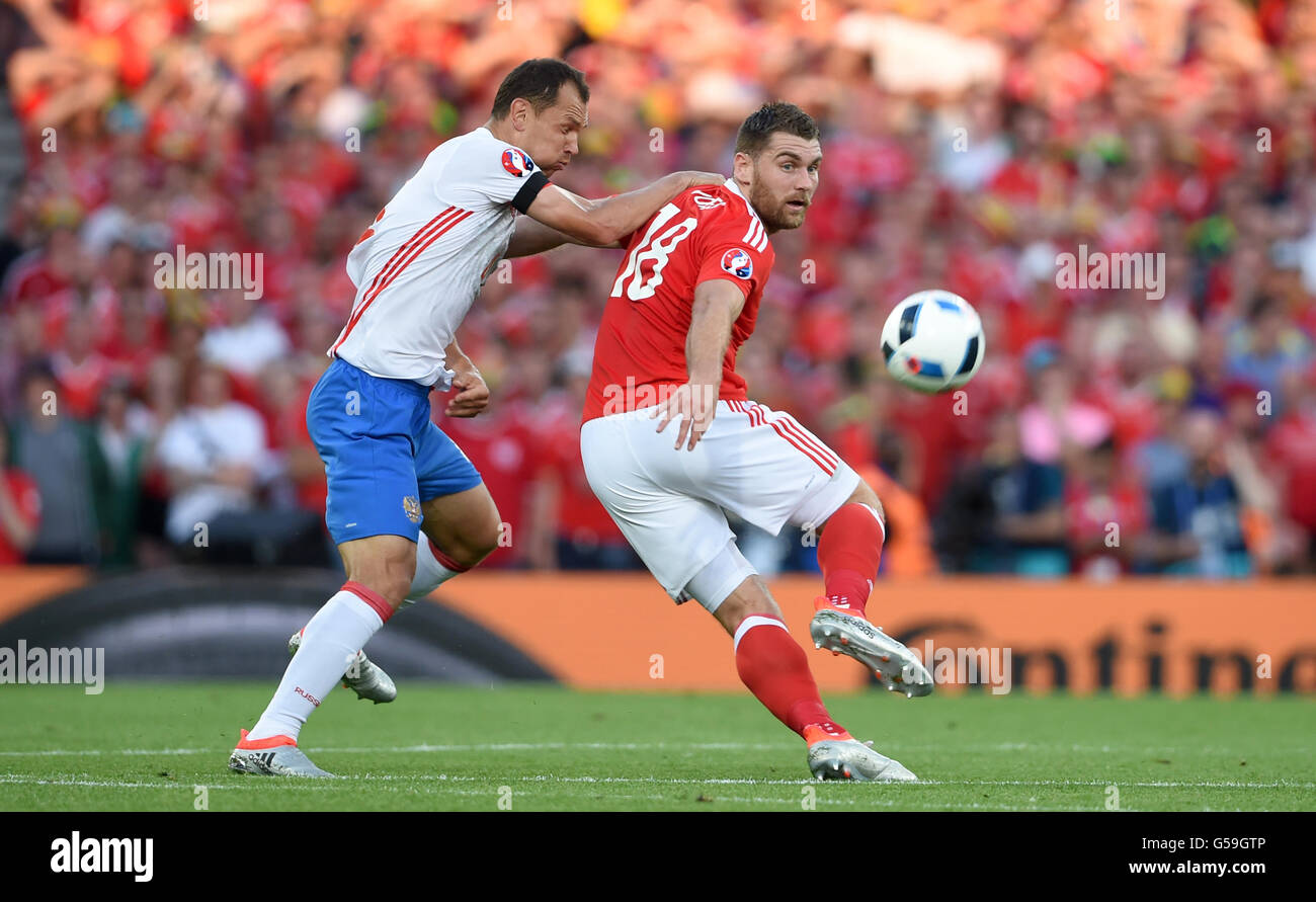 Wales' Sam Vokes (right) and Russia's Sergei Ignashevich (left) battle for the ball during the UEFA Euro 2016, Group B match at Stadium Municipal, Toulouse. Stock Photo