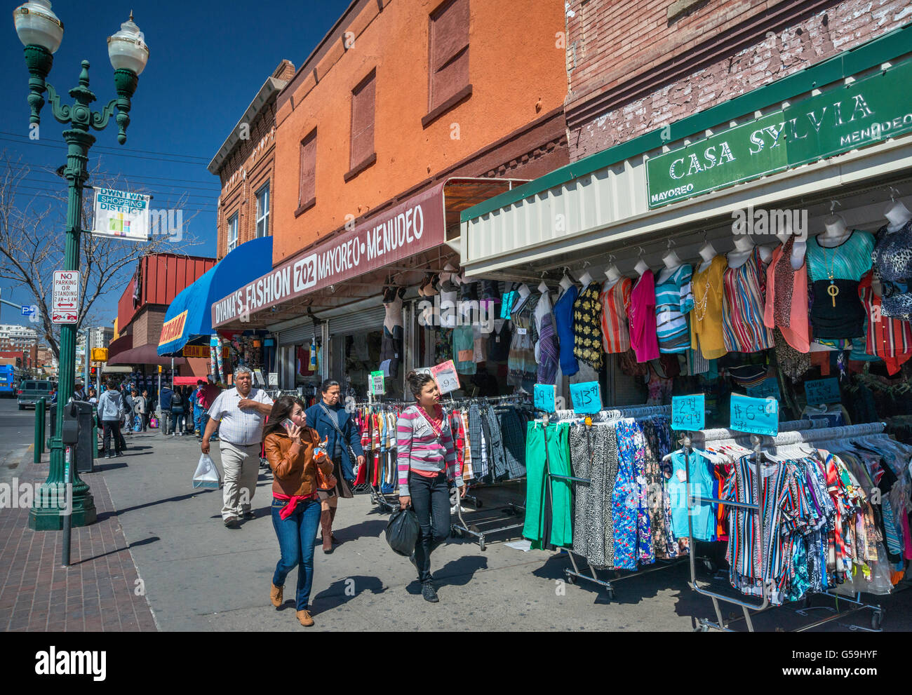 shoppers-at-stores-on-south-el-paso-street-in-el-paso-texas-usa-G59HYF.jpg