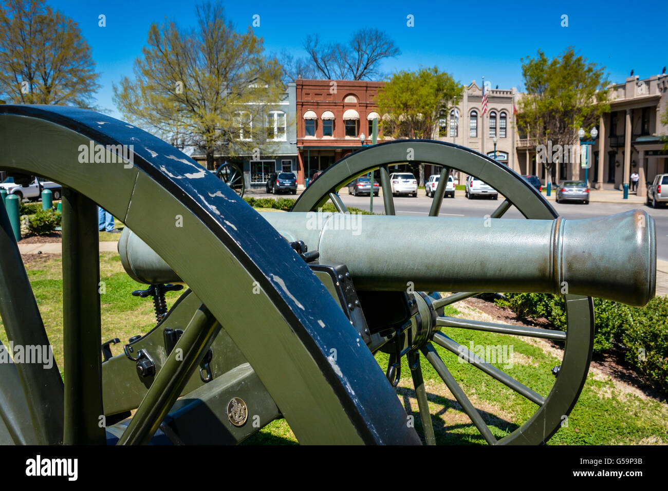 Civil war cannons on the town square commemorate the Battle of Franklin