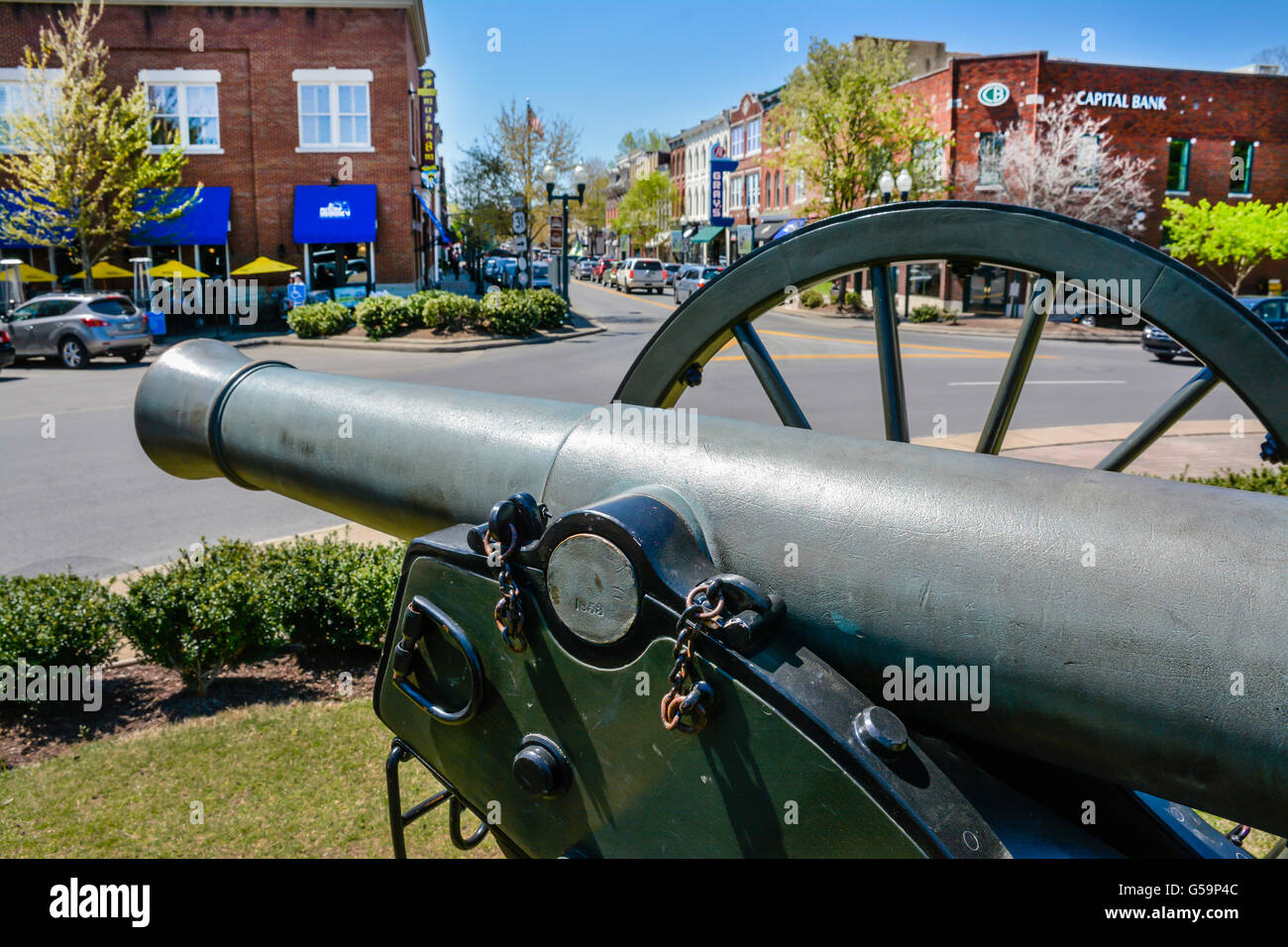 Civil war cannons on the town square commemorate the Battle of Franklin