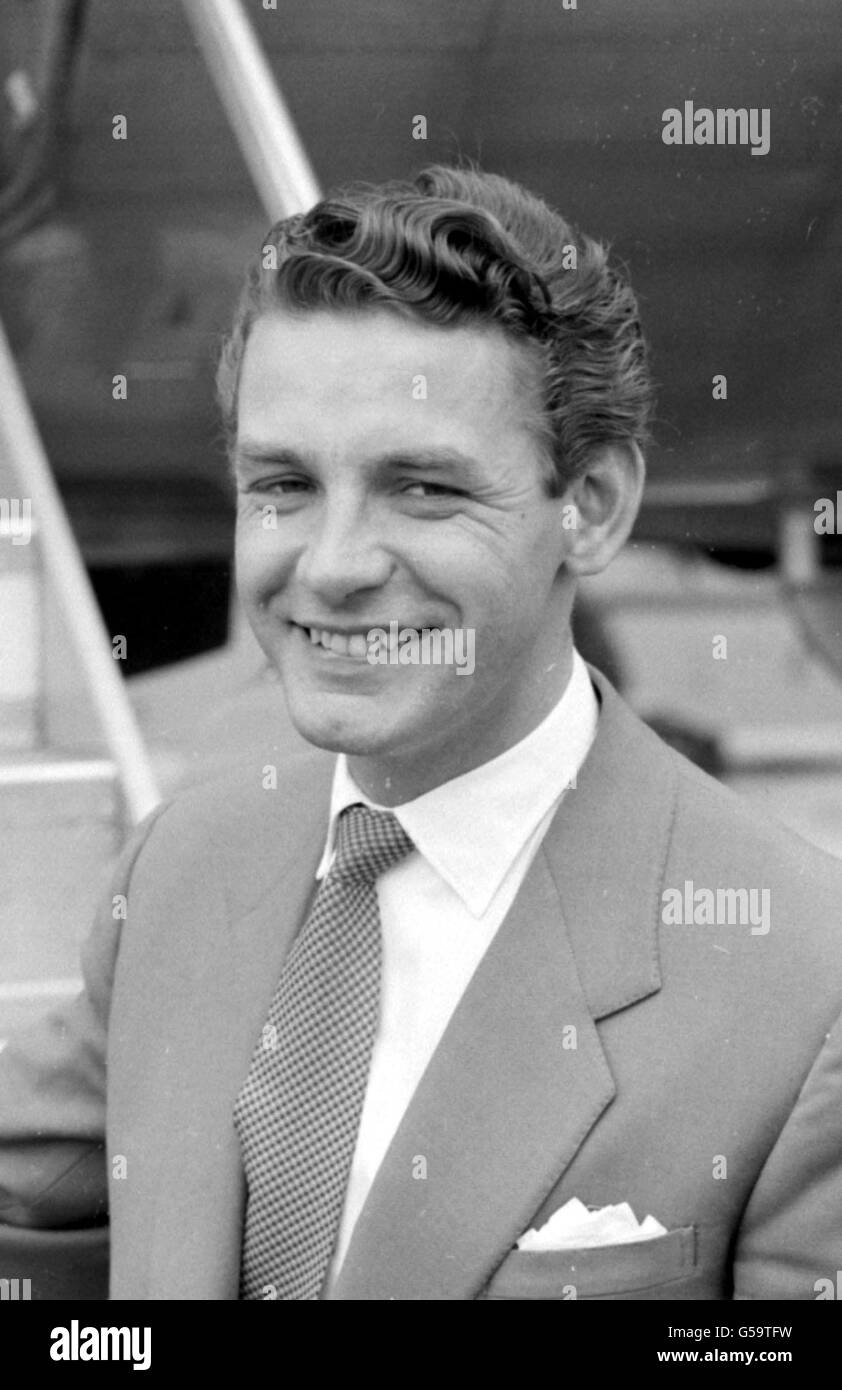 Singer Ronnie Hilton at Heathrow Airport boarding a plane to Germany to entertain the troops. * 21/2/2001: Hilton, the 1950s heart-throb and ballad singer, has died at the age of 75, it was announced. The singer who had a string of hits throughout the 1950s and early 60s had been ill for sometime and had suffered several strokes. He died at the Ersham House Nursing Home in Hailsham, East Sussex, according to the showbusiness charity which looked after him, The Grand Order of Water Rats. Stock Photo