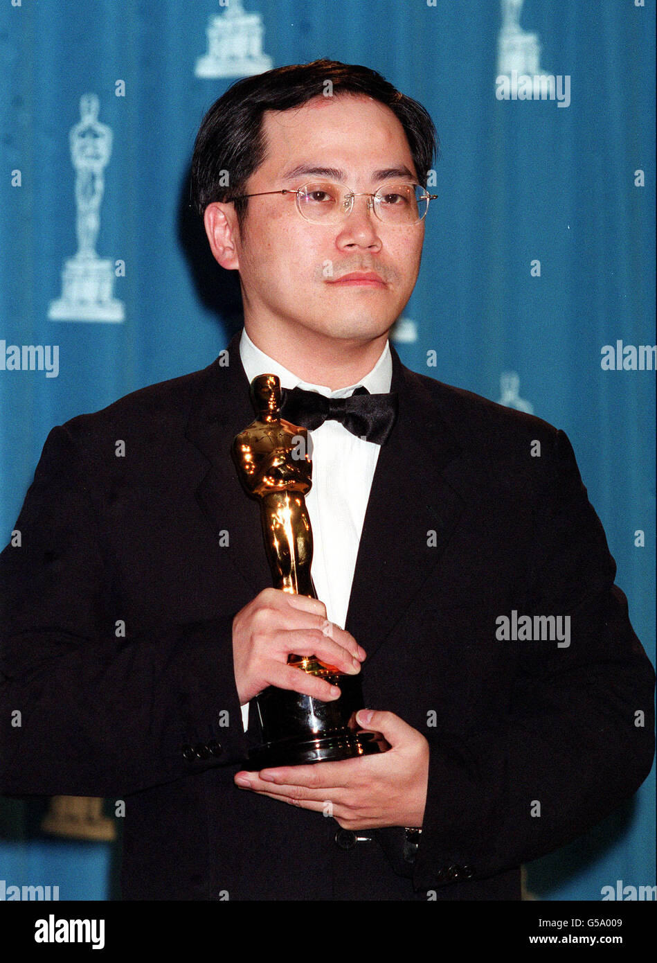 Tim Yip with his Oscar for Achievement in Art Direction at the 73rd Annual Academy Awards, held at the Shrine Auditorium in Los Angeles. Stock Photo