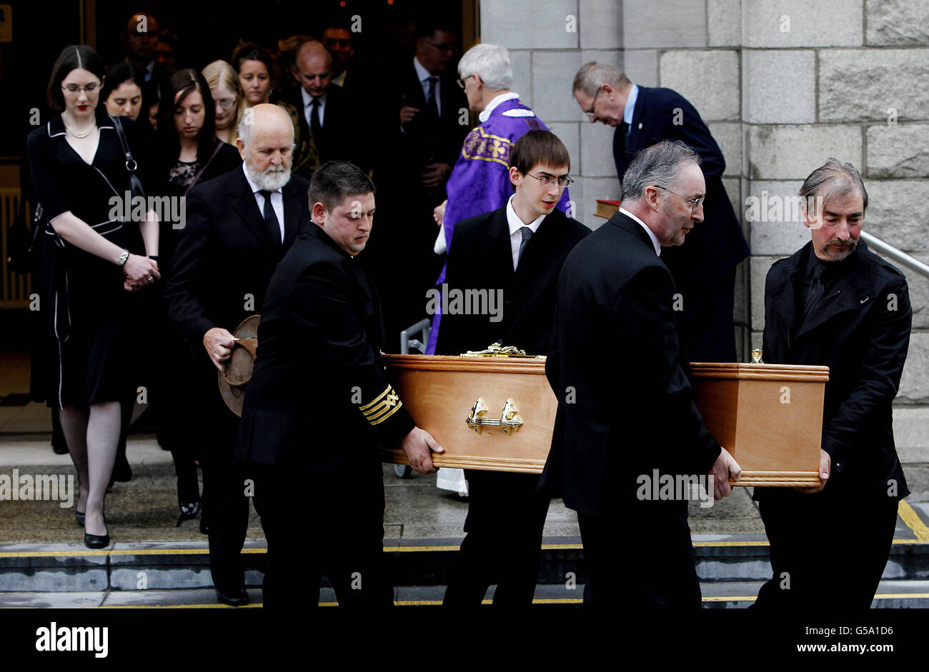 Family members carry coffin after hi-res stock photography and images ...