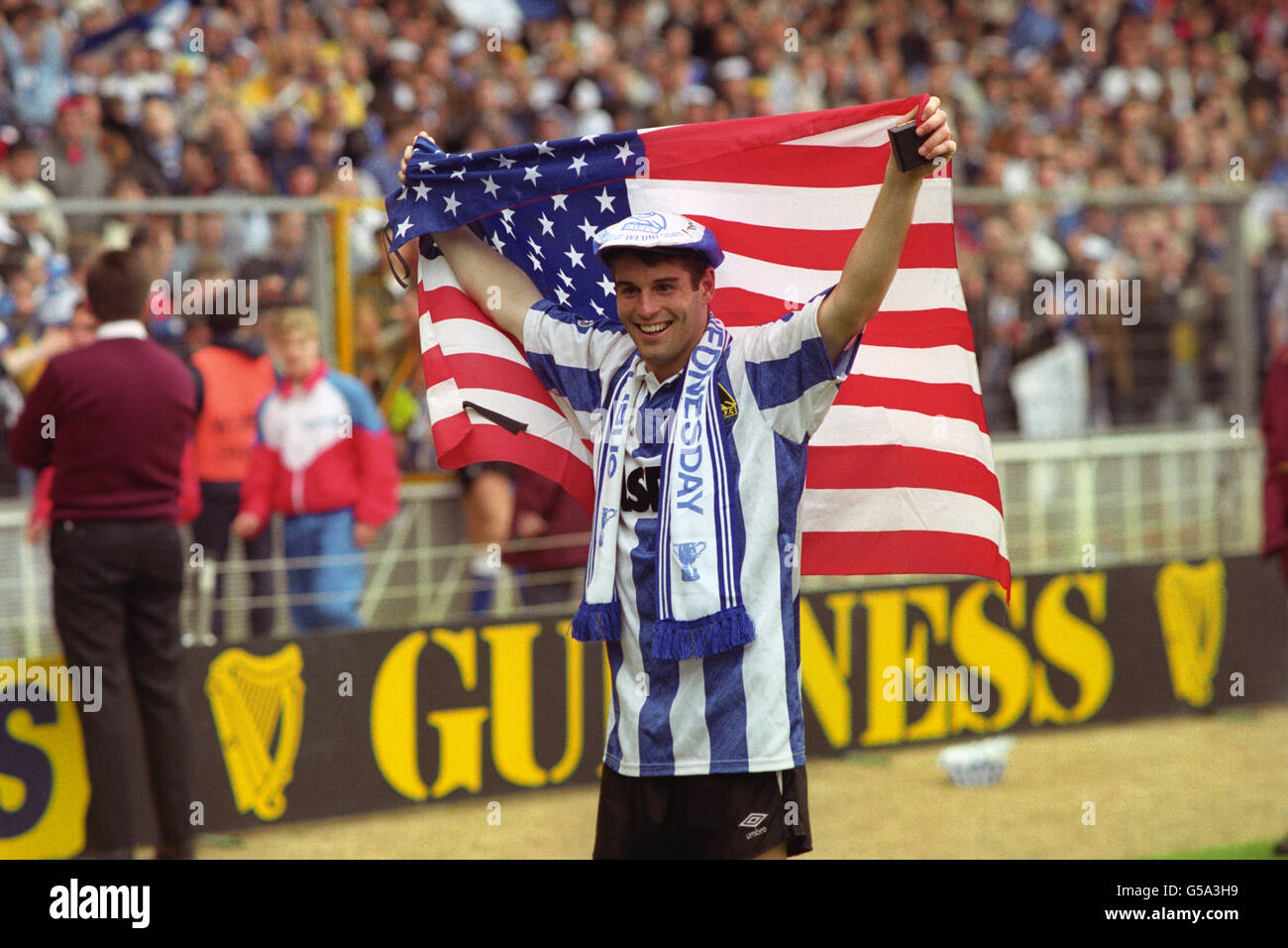 Soccer - Rumbelows Cup Final - Manchester United v Sheffield Wednesday - Wembley Stadium. Sheffield Wednesday's American player John Harkes hold the Stars and Stripes behind him in celebration. Stock Photo