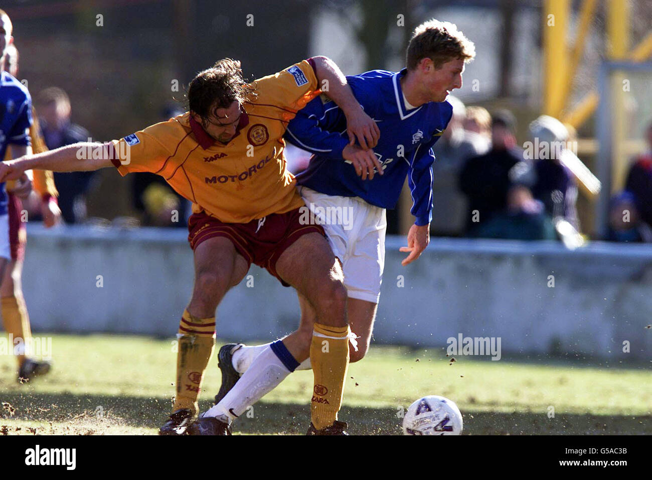 Tore Andre Flo of Rangers (right) takes on Motherwell's Greg Strong during the FA Carling Premiership game at Fir Park, Motherwell. Stock Photo
